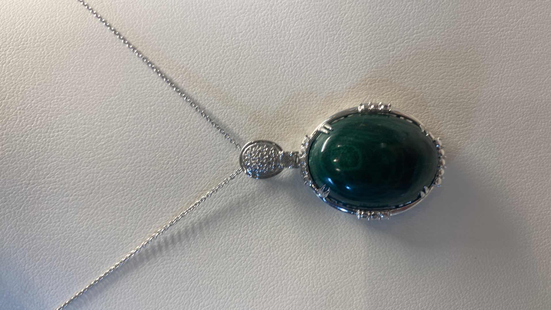 Photo 1 of 925 STERLING SILVER 13.0 gm NECKLACE W/PENDANT W/MALACHITE  OVAL 38.30 ctw & NATURAL DIAMOND EST .13 ctw GGA APPRAISAL K51E9