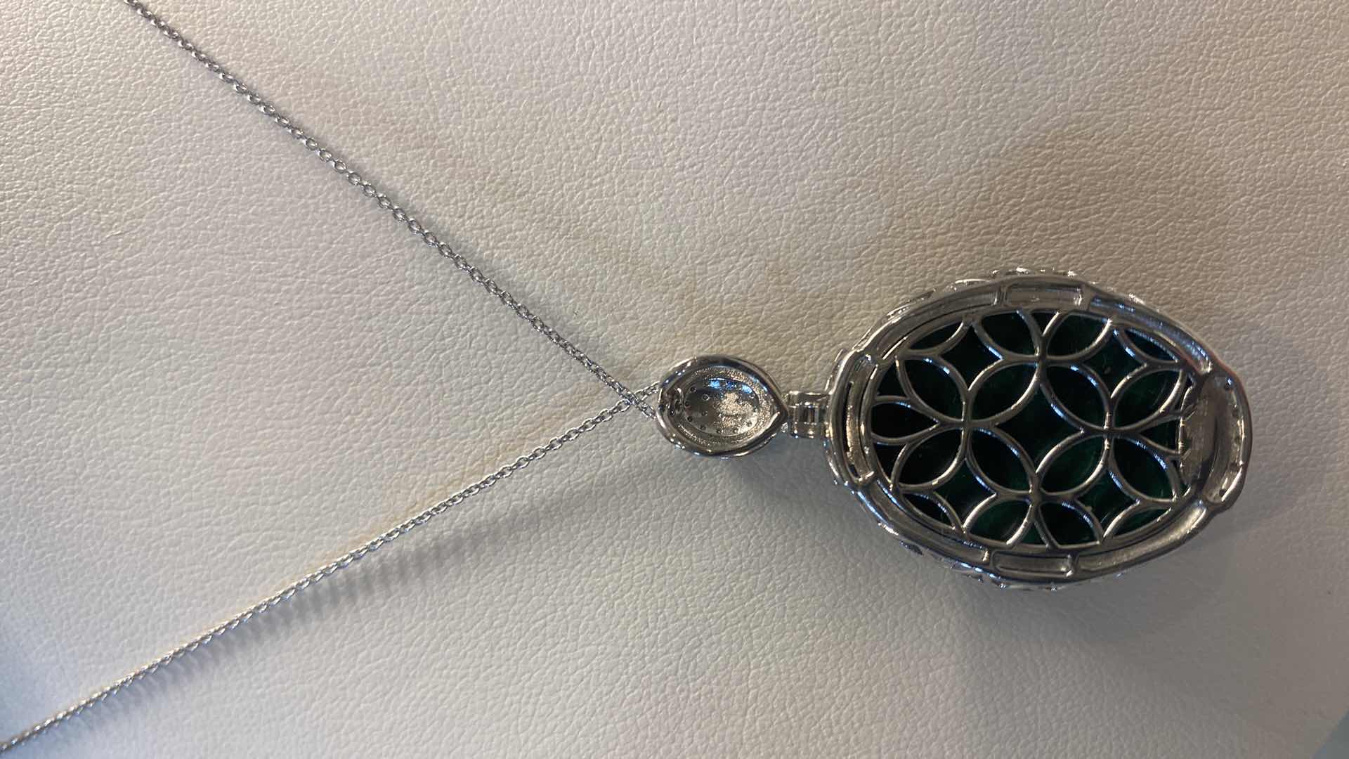 Photo 1 of 925 STERLING SILVER 13.0 gm NECKLACE W/PENDANT W/MALACHITE  OVAL 38.30 ctw & NATURAL DIAMOND EST .13 ctw GGA APPRAISAL K51E9