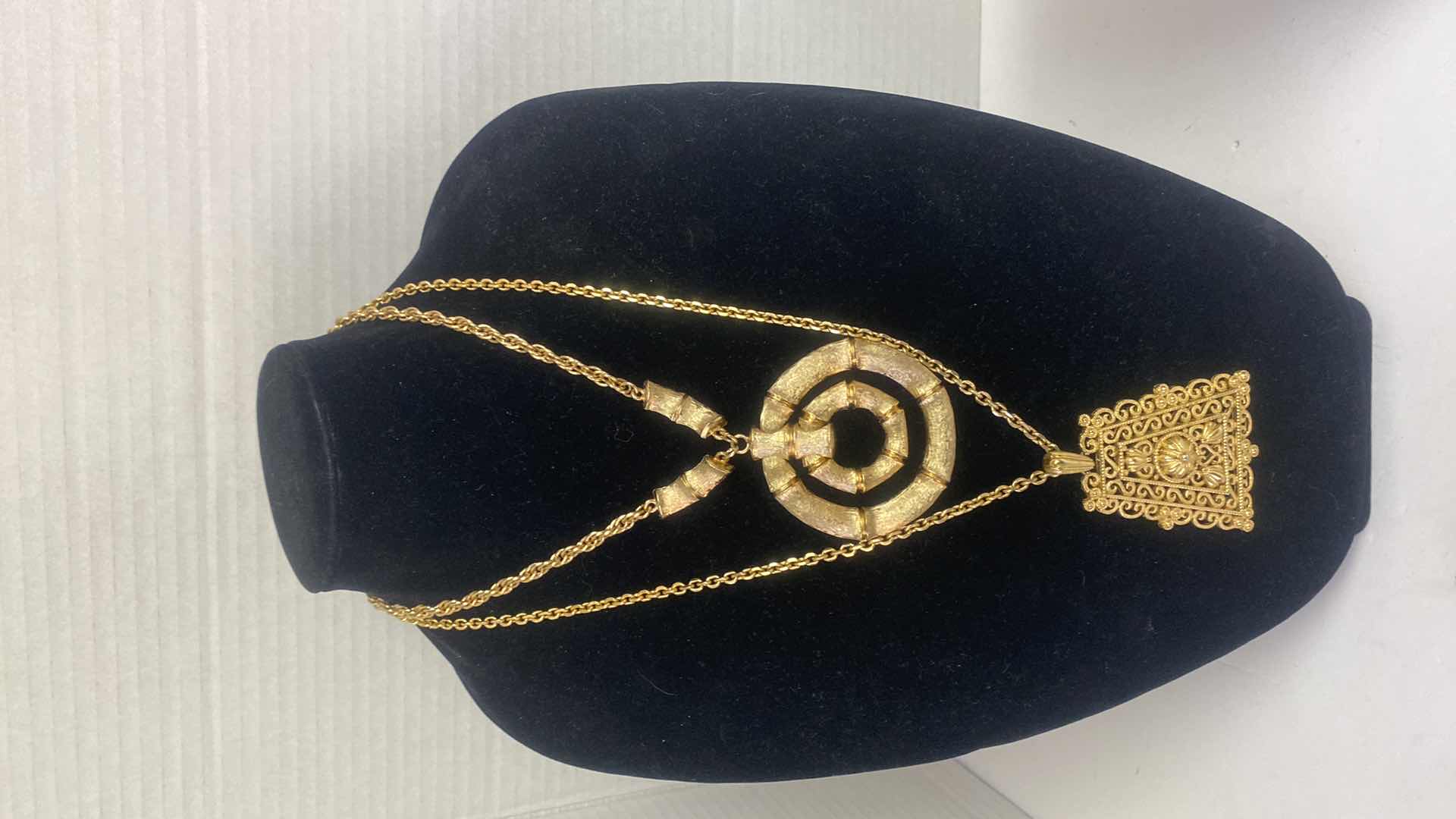 Photo 1 of 4-COSTUME JEWELRY 3 NECKLACES 1 BRACELET