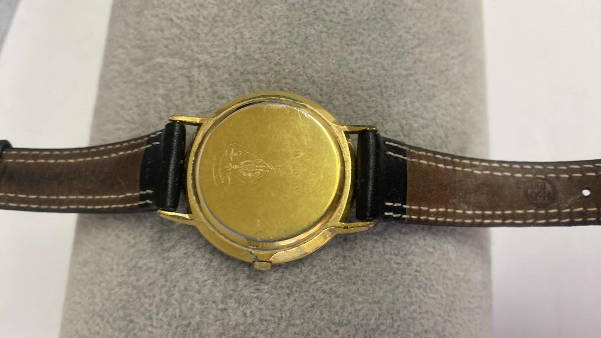 Photo 1 of FINE JEWELRY MENS GUCCI GOLD ROUND QUARTZ WATCH WITH LEATHER BAND