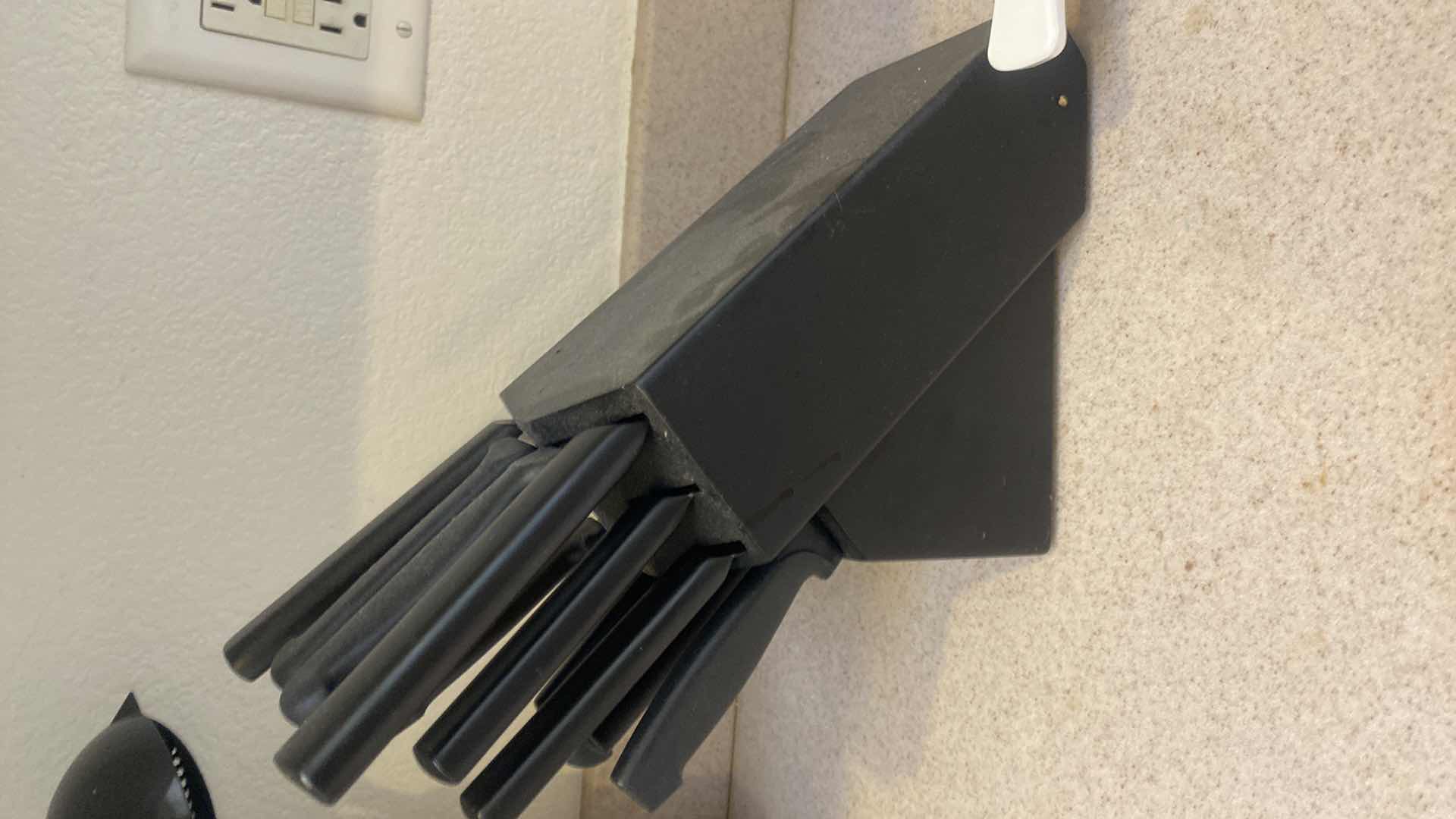 Photo 2 of 14 PIECE KNIFE SET