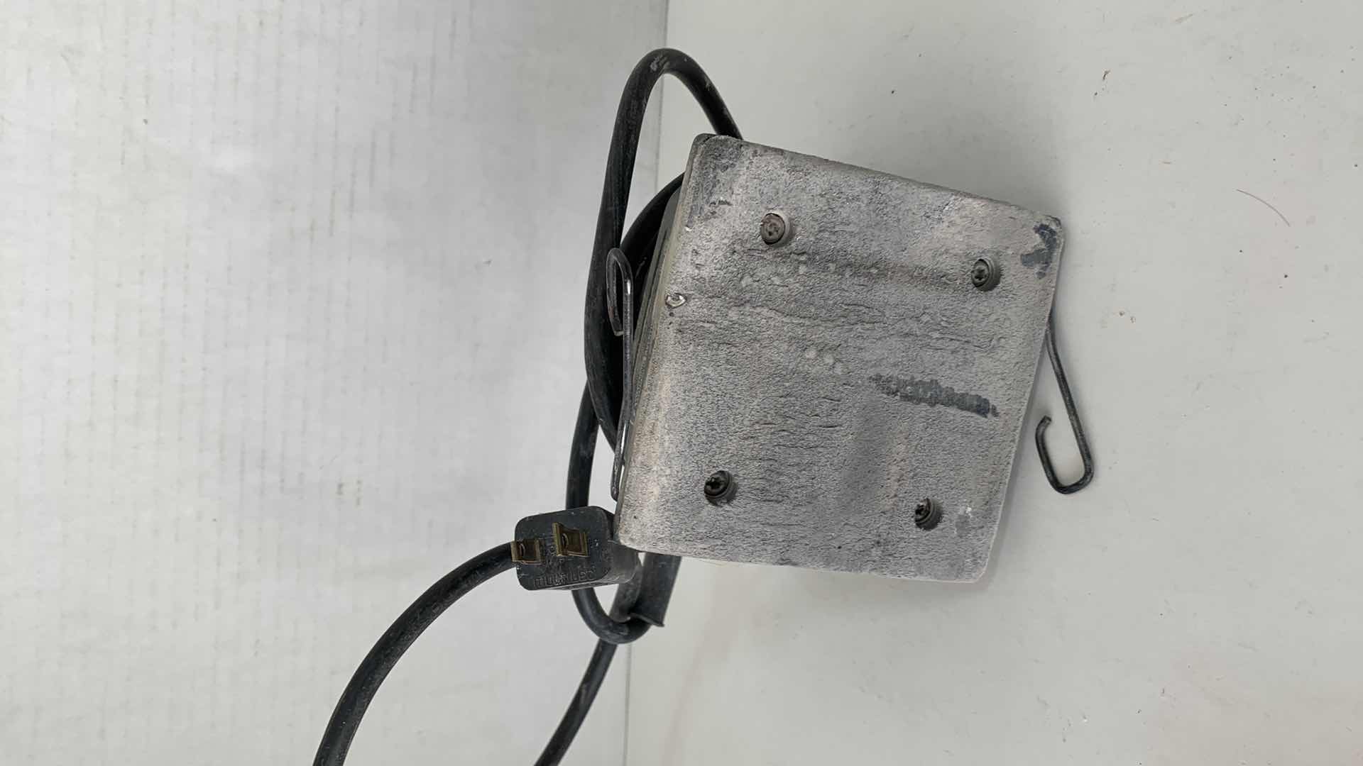 Photo 1 of BLACK AND DECKER 1.6 A HAND ORBITAL SANDER