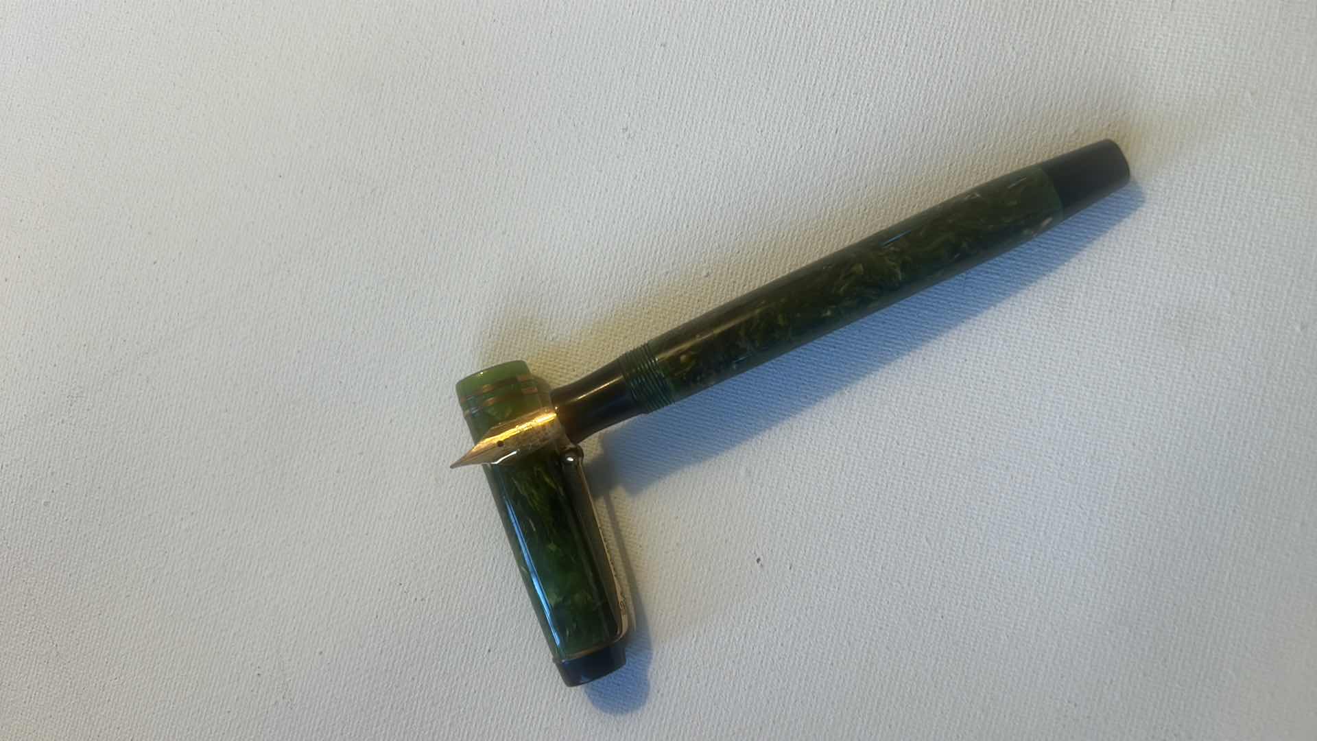 Photo 1 of  VINTAGE PARKER DUOFOLD FOUNTAIN PEN IN JADE GREEN