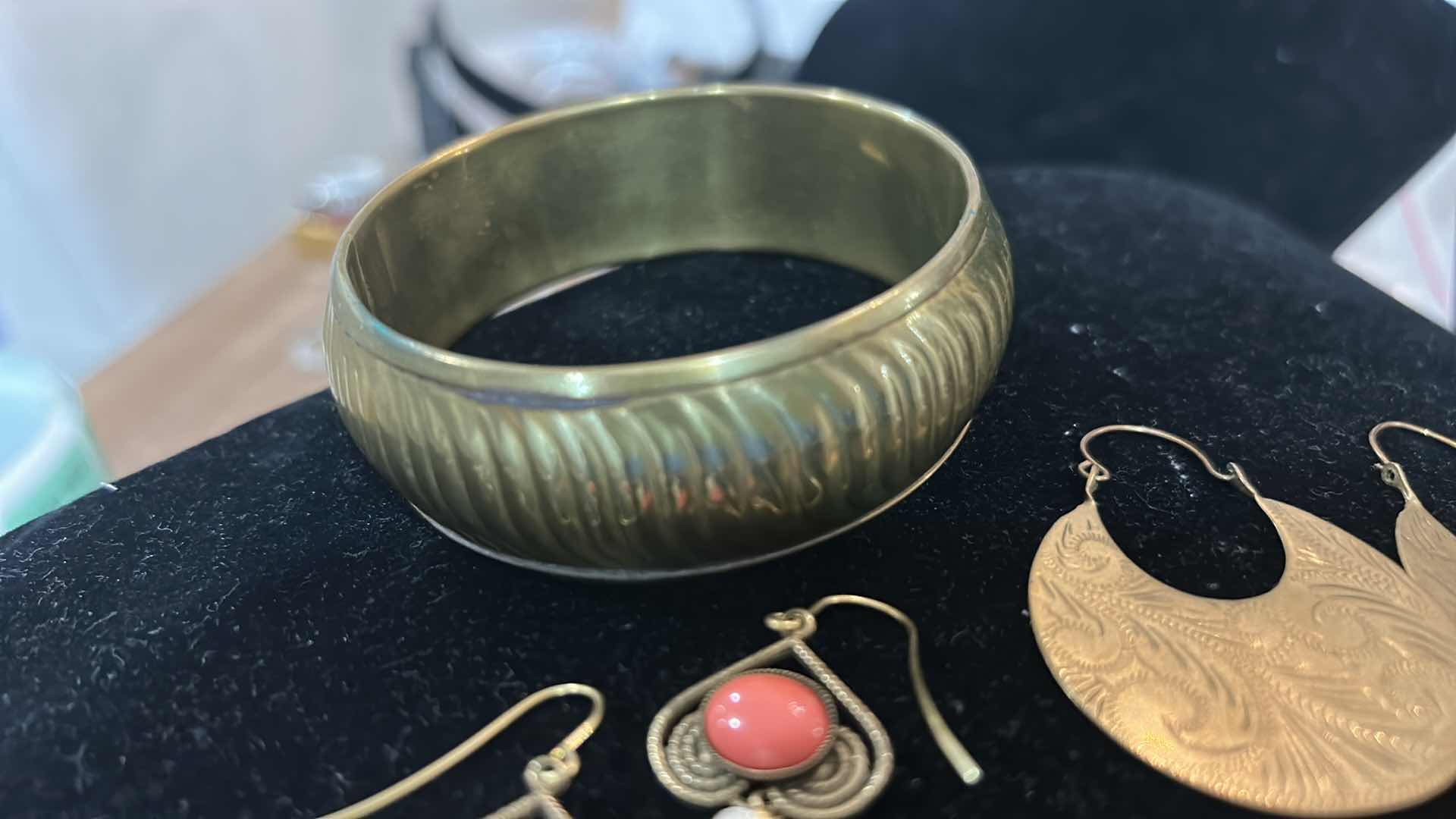 Photo 1 of FASHION JEWELRY - 5 PAIRS OF EARRINGS AND 1 BRACELET