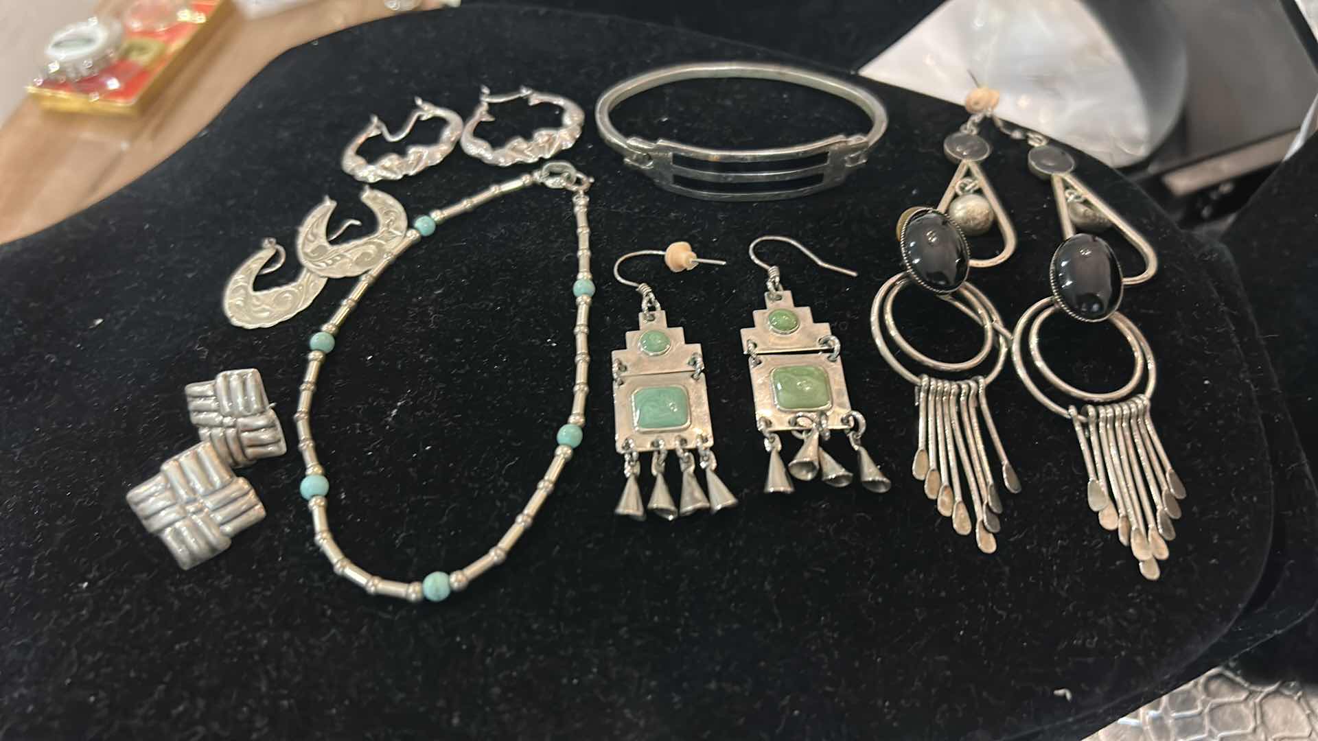 Photo 1 of FASHION JEWELRY - 6 PAIRS EARRINGS ANF 2 BRACELETS