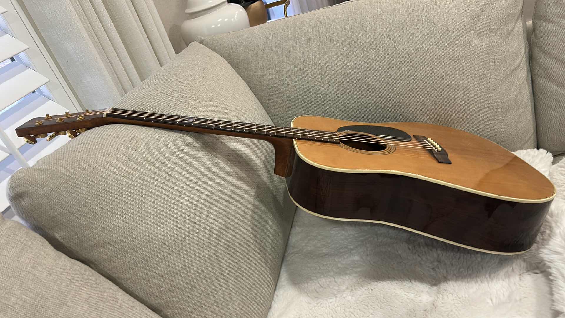 Photo 1 of JB PLAYER DREADNAUGHT GUITAR
ABOUT 34 YEARS OLD WELL WORN AND PLAYEDMOST PROBABLY A VENEER ROSEWOOD BACK AND SIDE WITH A SPRUCE TOPWOOD IS SEPARATING IN THE UPPER AND LOWER BOUTS GOTOH LOCKING GOLD TUNERS