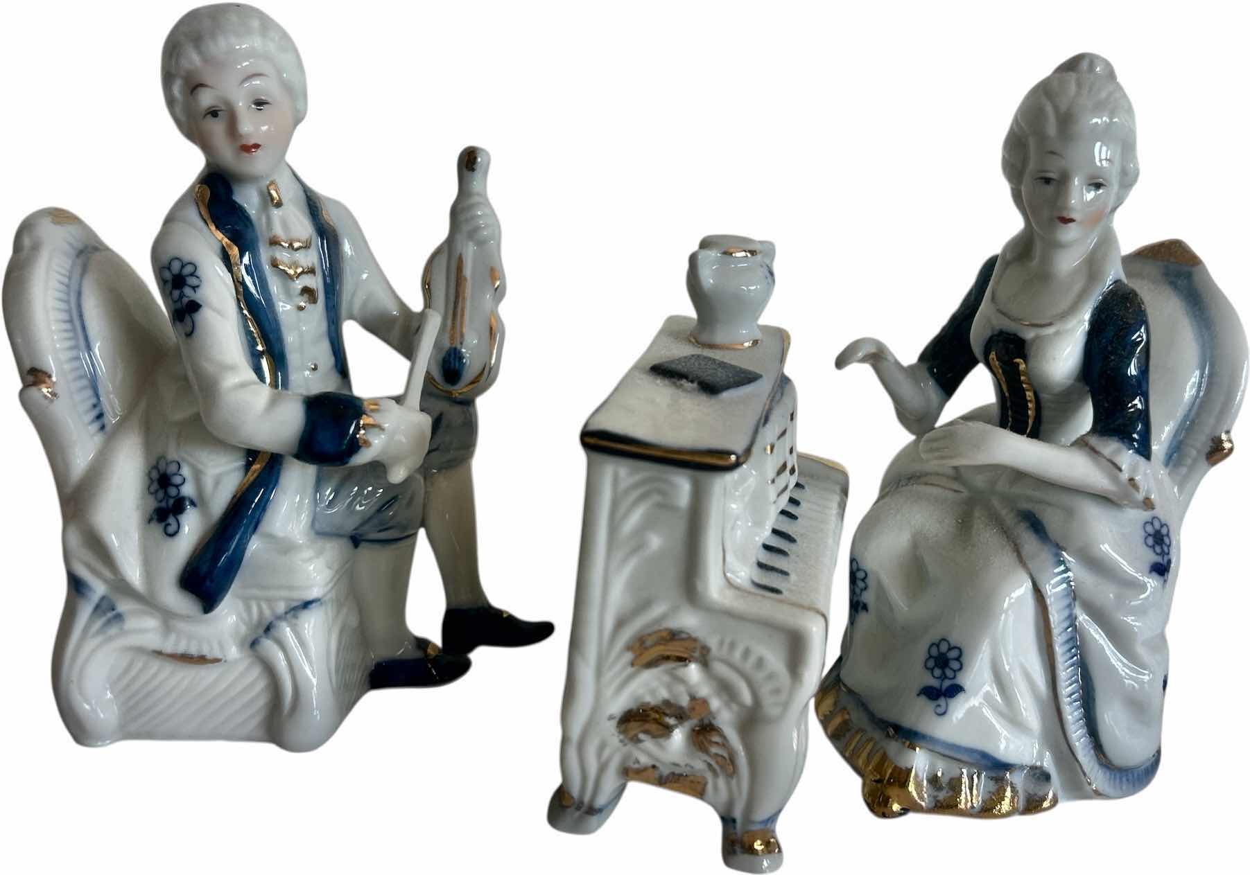 Photo 1 of 3 - BLUE AND WHITE PORCELAIN PIECES H6”