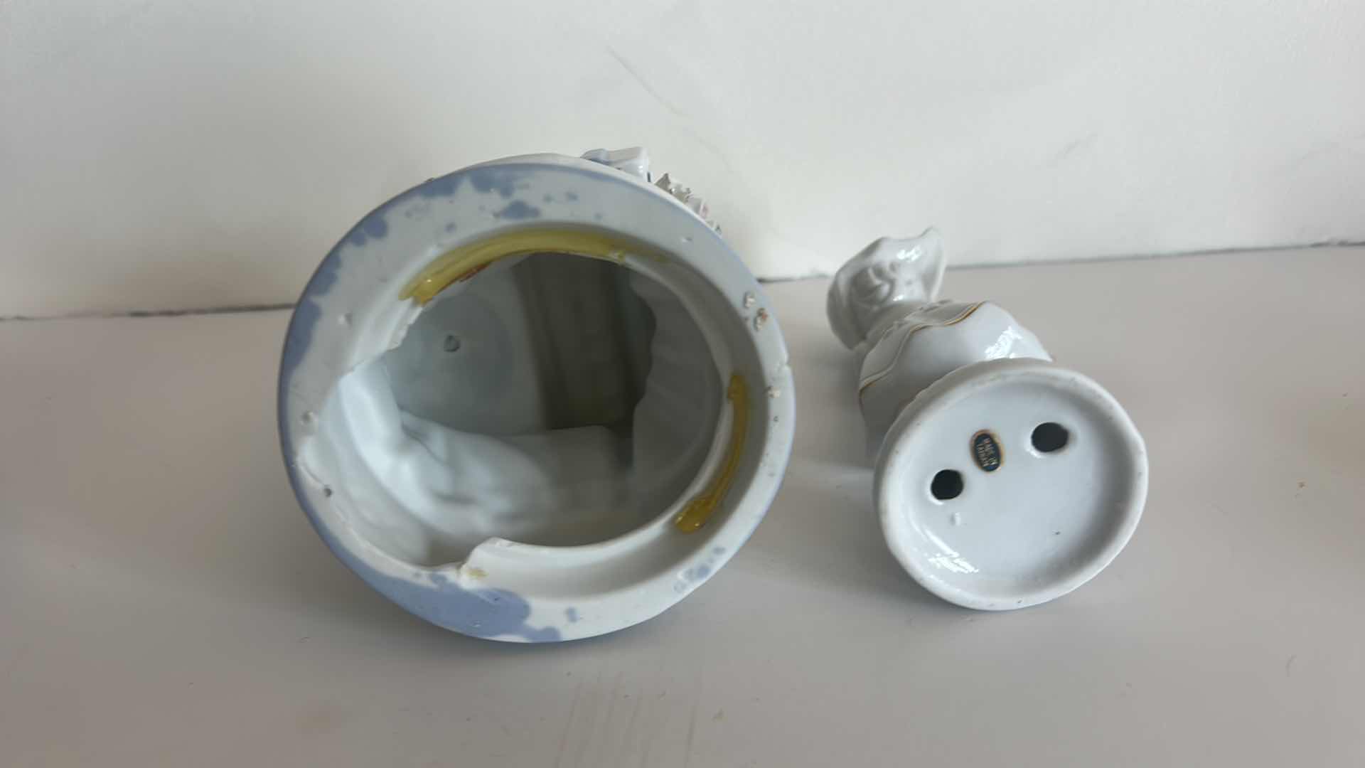 Photo 1 of 2- BLUE AND WHITE PORCELAIN PIECES H6.5”