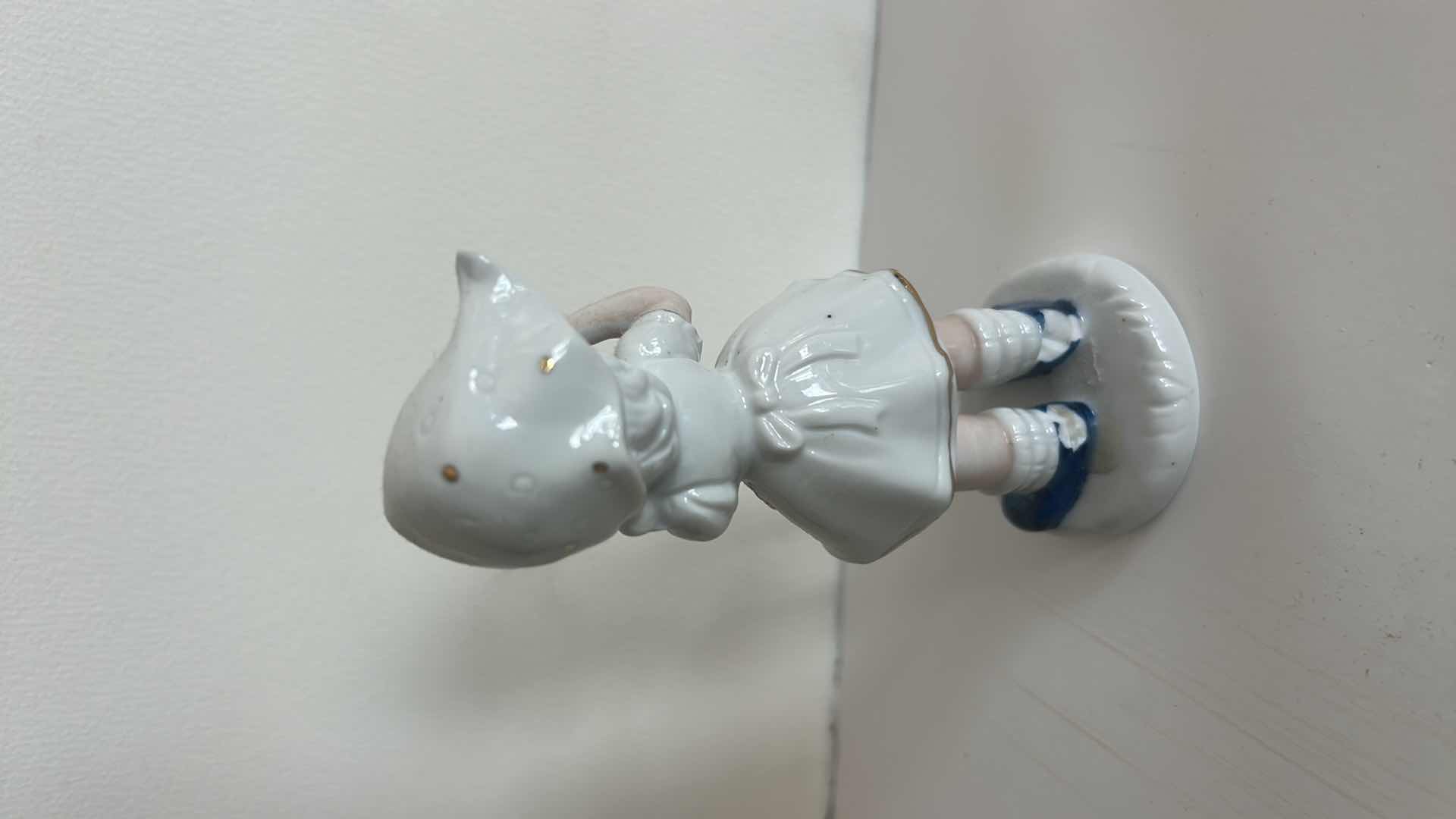 Photo 1 of 2- BLUE AND WHITE PORCELAIN PIECES H6.5”