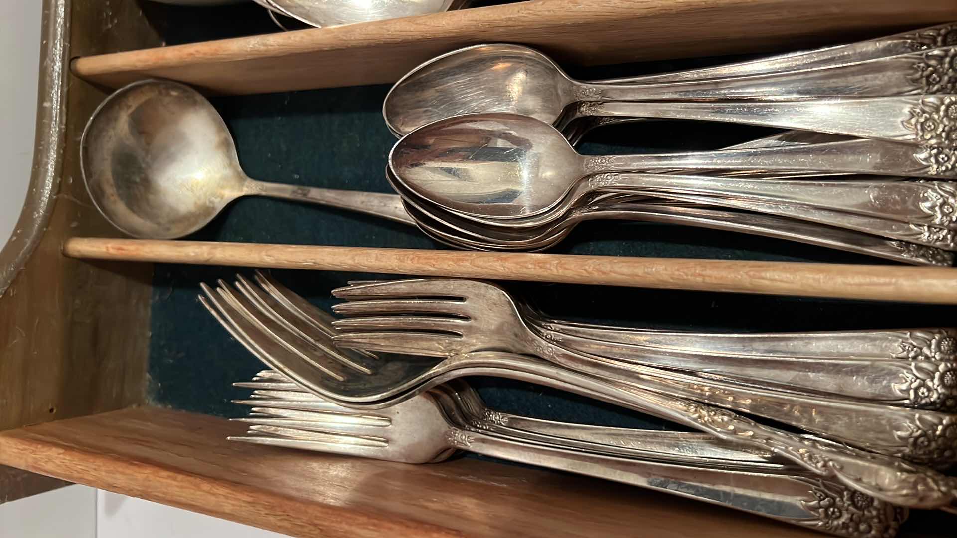 Photo 1 of 64 PCS: WM ROGERS SILVER PLATED SERVE WARE