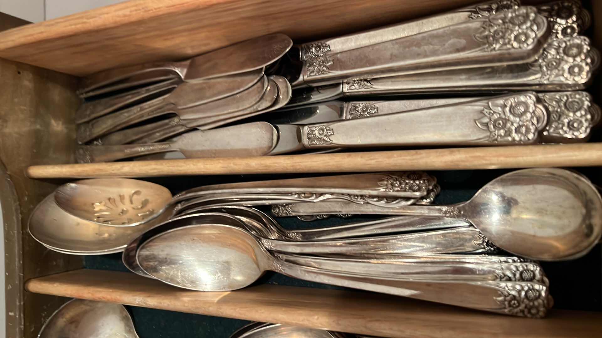 Photo 1 of 64 PCS: WM ROGERS SILVER PLATED SERVE WARE