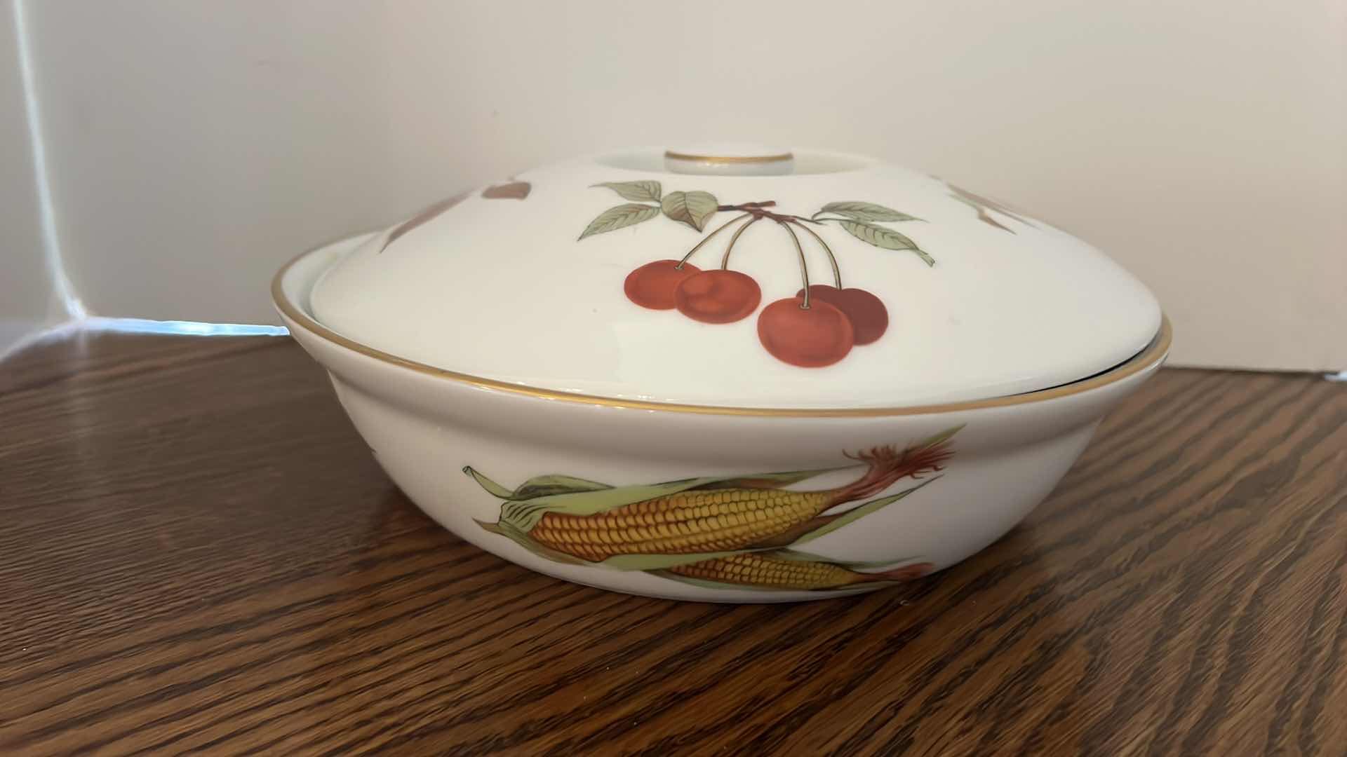 Photo 1 of EVESHAM MADE IN ENGLAND FRUIT DESIGN SERVING BOWL W LID