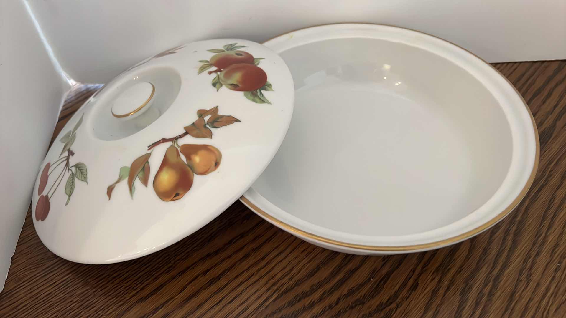 Photo 1 of EVESHAM MADE IN ENGLAND FRUIT DESIGN SERVING BOWL W LID