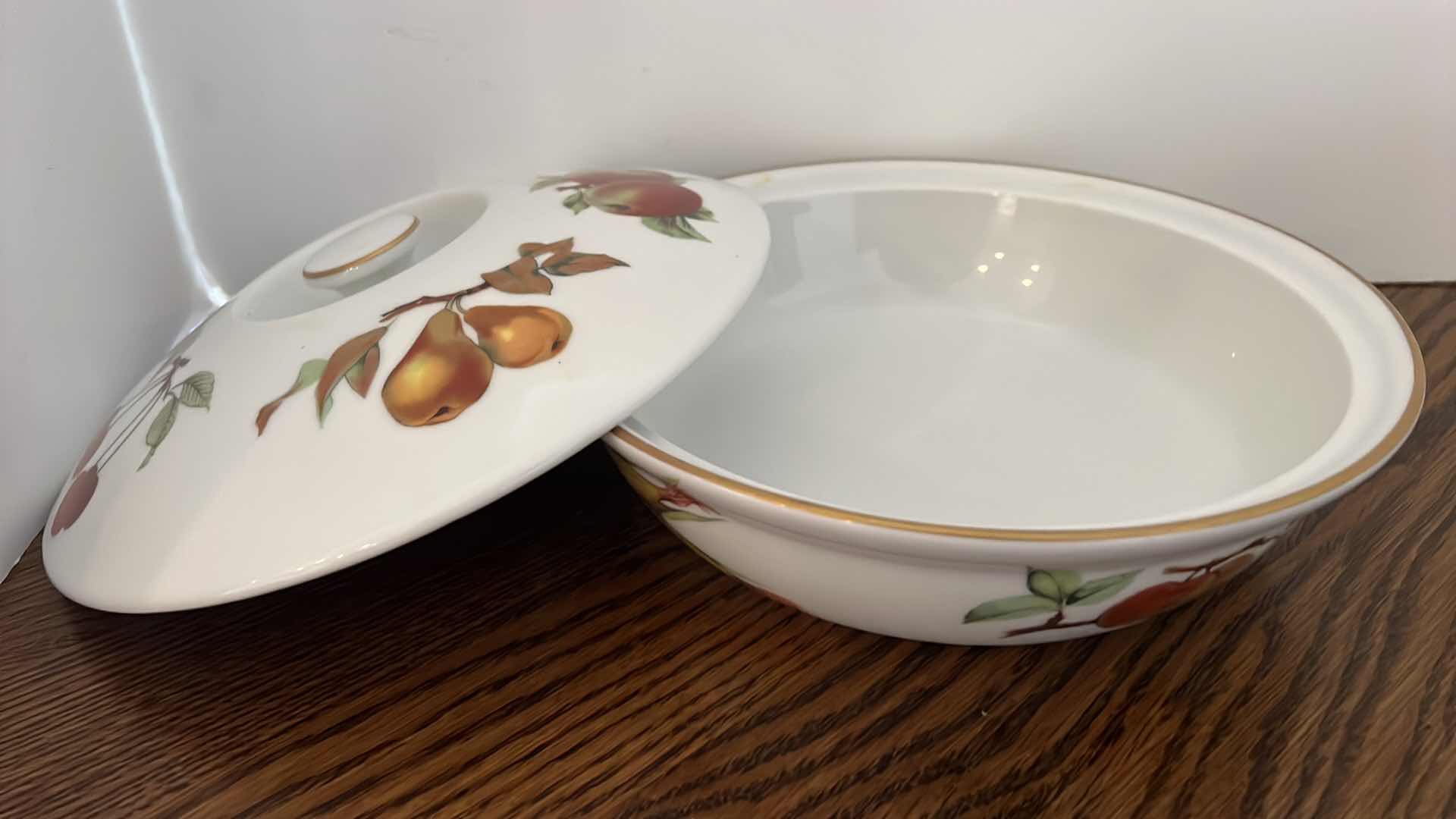 Photo 1 of EVESHAM MADE IN ENGLAND FRUIT DESIGN SERVING BOWL W LID