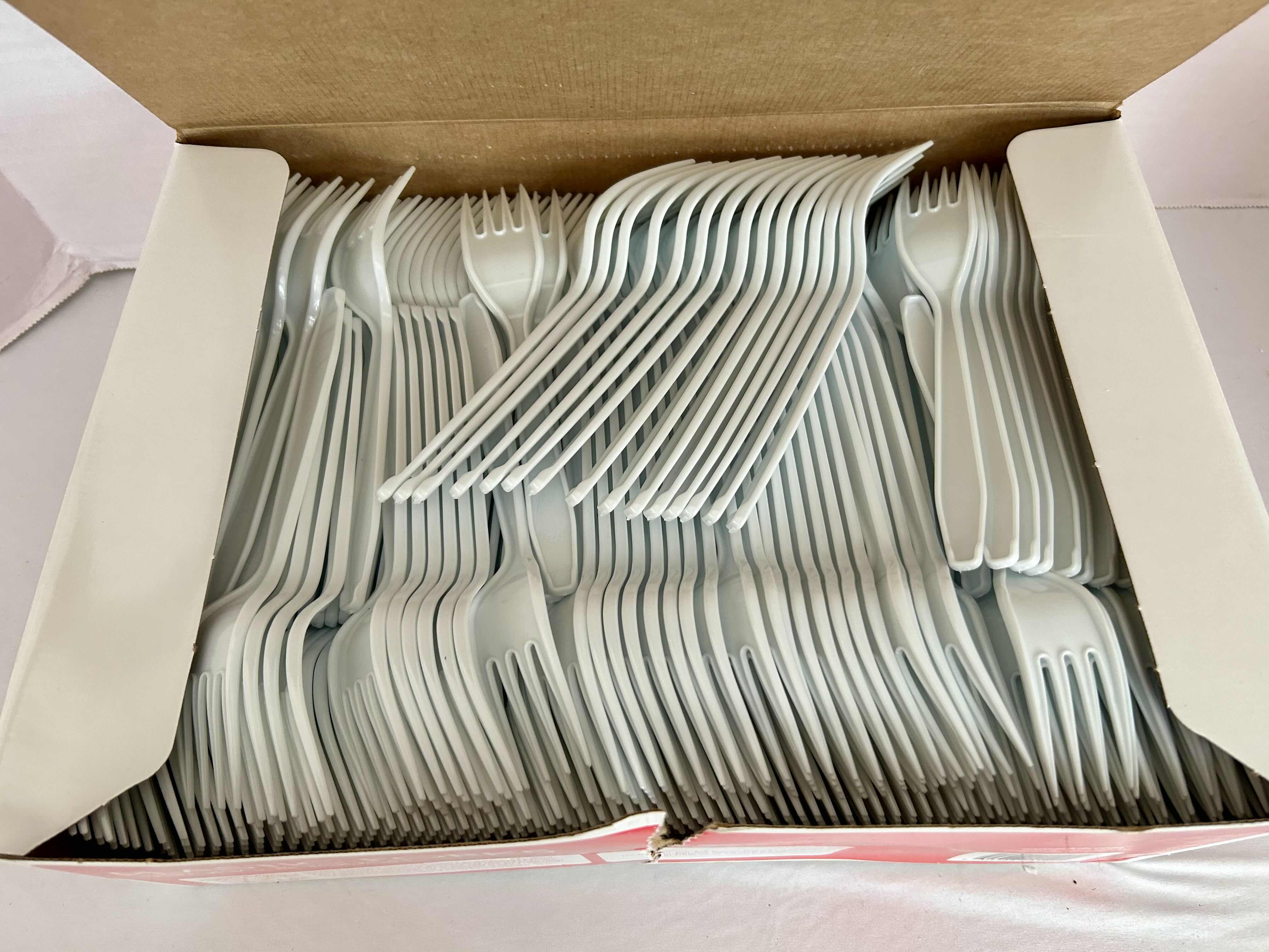 Photo 1 of 600 BAKERS AND CHEFS PLASTIC FORKS
