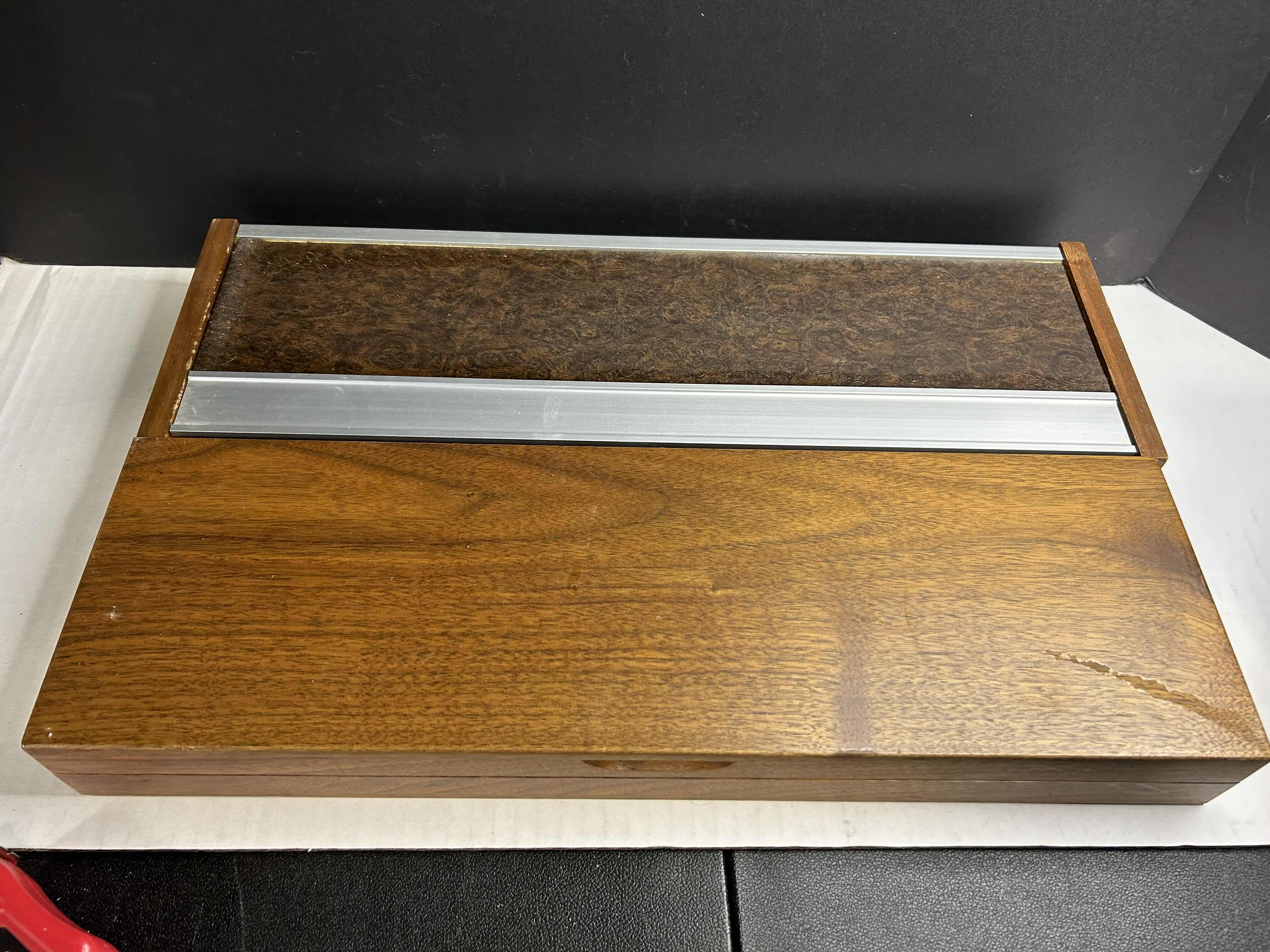 Photo 1 of GERBER LEGENDARY BLADES CARVING + 8 STEAK KNIFE SET IN CASE
