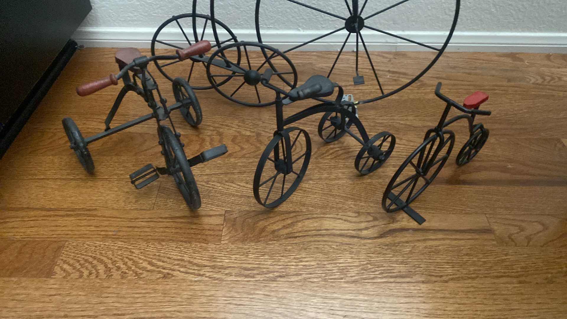 Photo 1 of BICYCLE DECOR ASSORTMENT LARGEST 19” x 20”