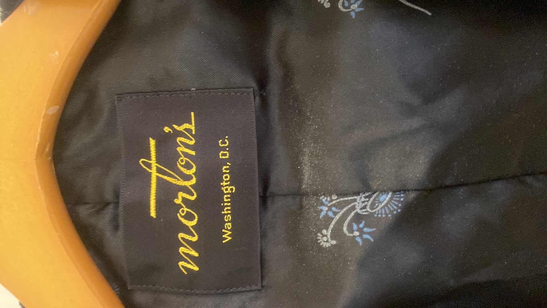 Photo 2 of LADIES SIZE MEDIUM MORTONS WASHINGTON D.C. FAUX FUR STOLE