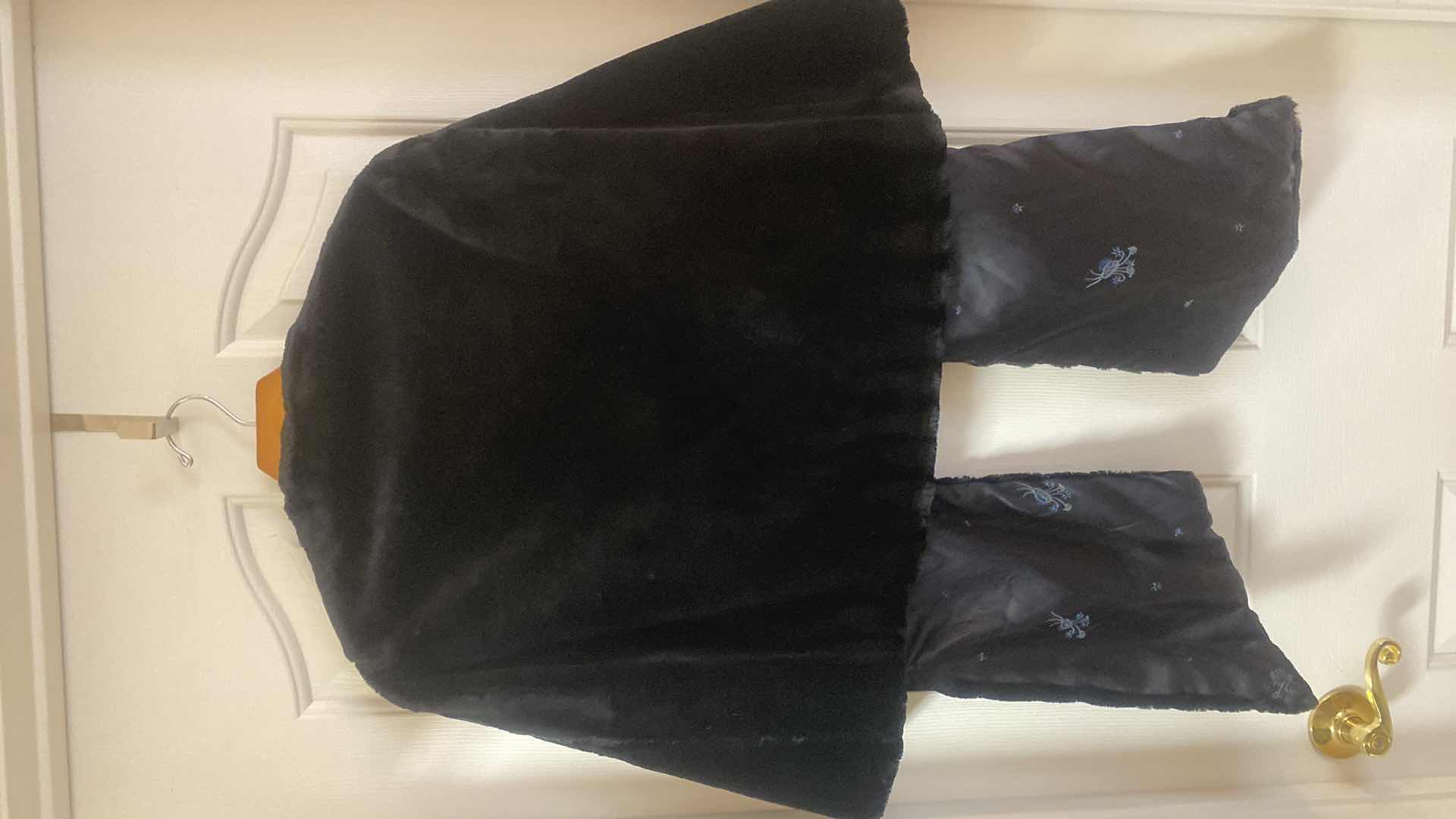 Photo 1 of LADIES SIZE MEDIUM MORTONS WASHINGTON D.C. FAUX FUR STOLE