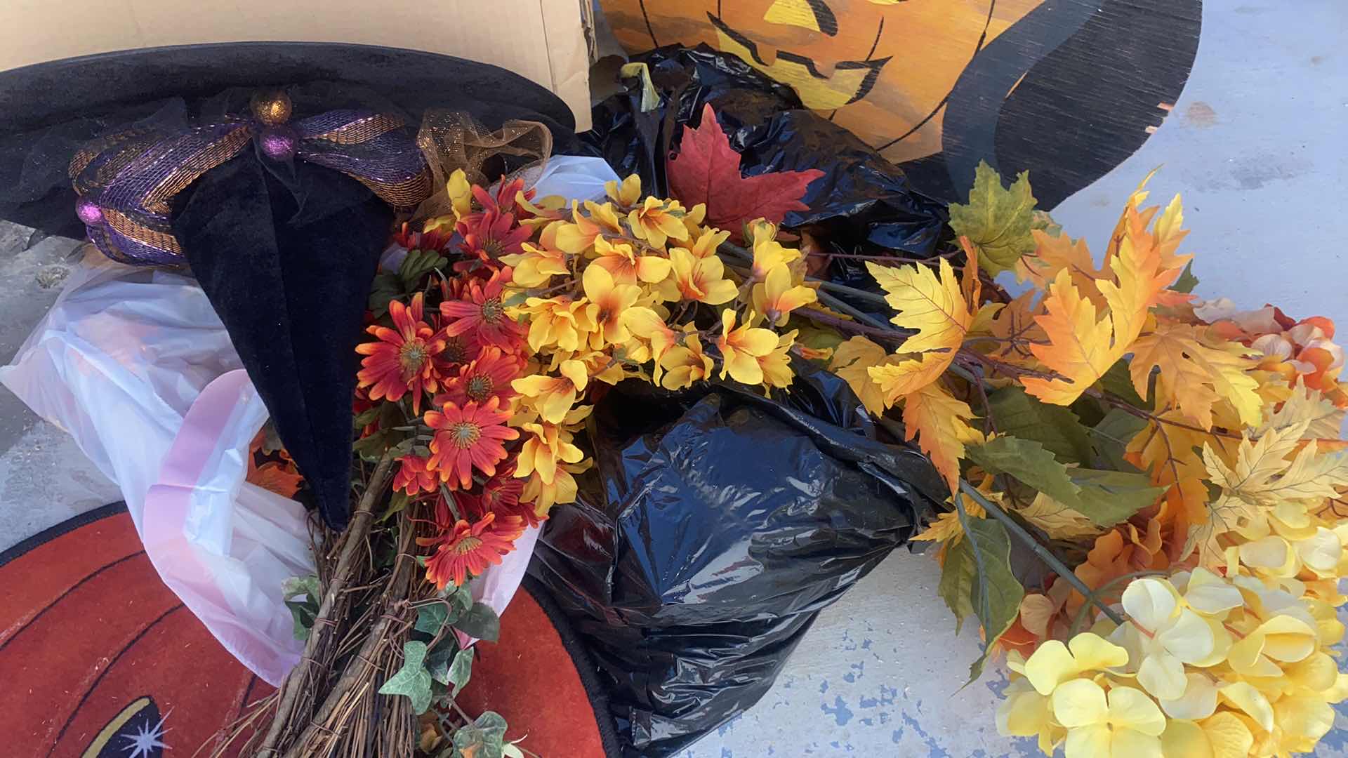 Photo 1 of HALLOWEEN DECOR ASSORTMENT