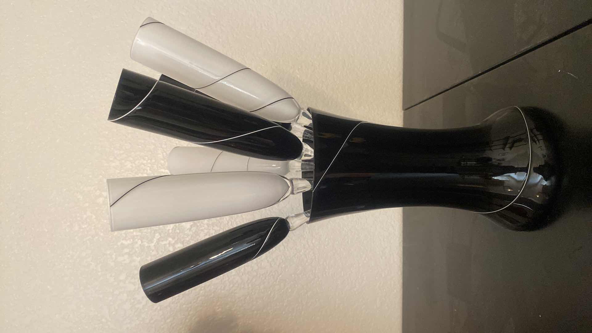 Photo 1 of 6 CHAMPAGNE FLUTES IN VASE H 9”