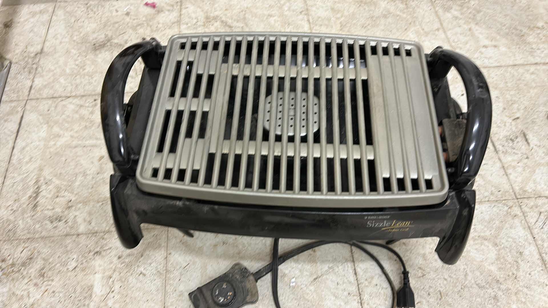 Photo 1 of BLACK AND DECKER INDOOR GRILL