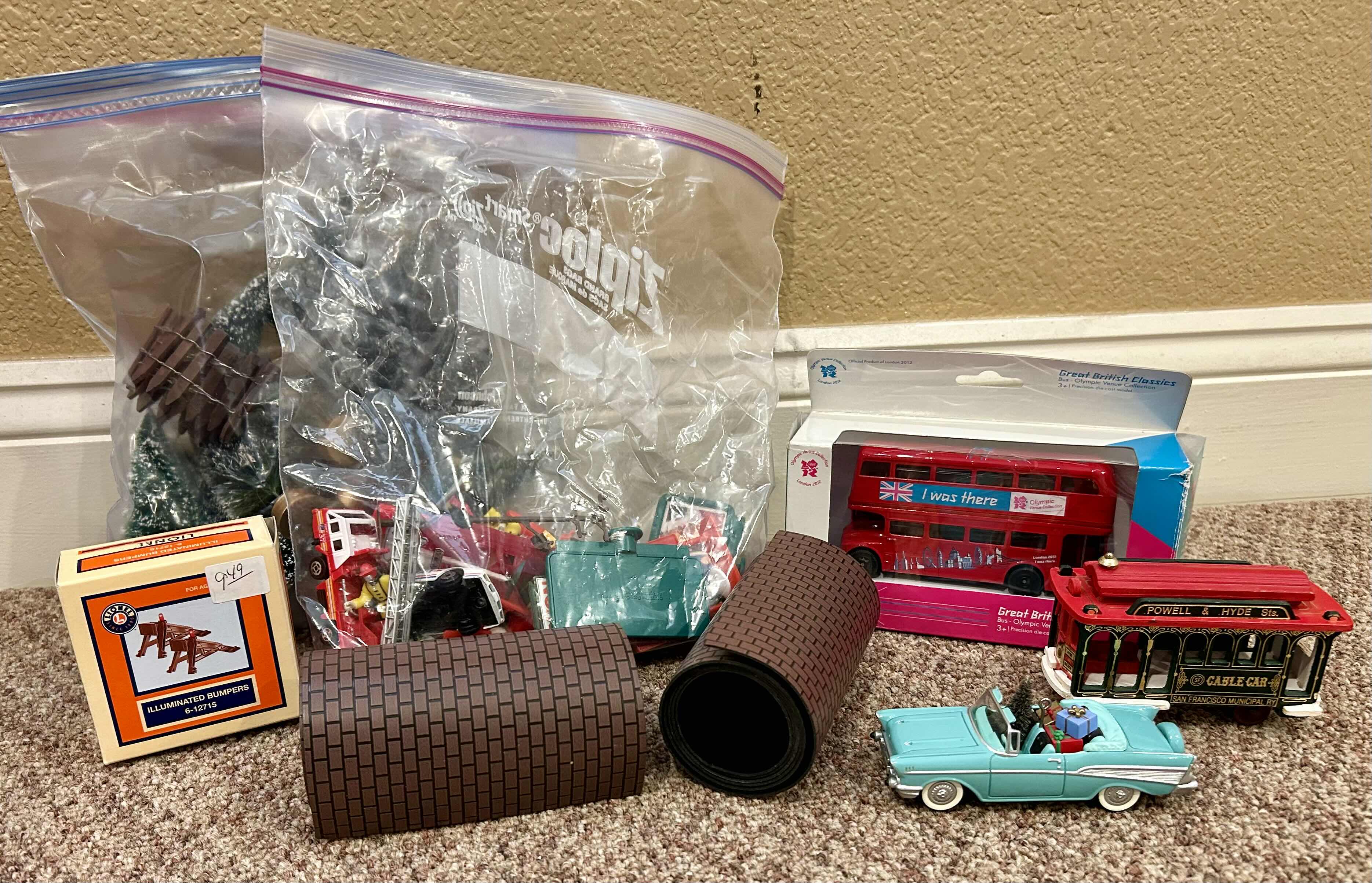 Photo 1 of LIONEL: READY TO RUN O-27 CHRISTMAS TRAIN SET 6-21944