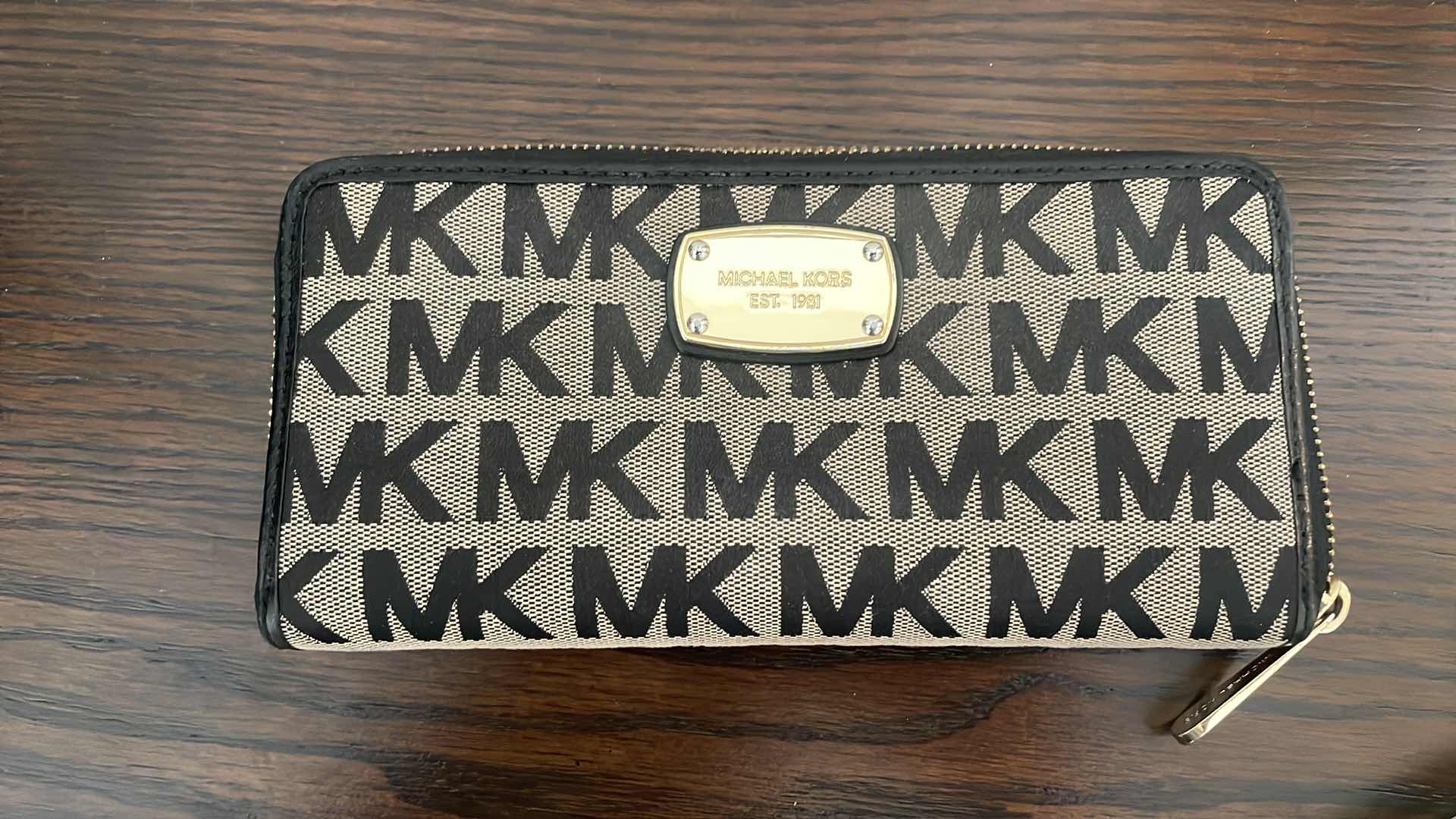 Photo 1 of MICHAEL KORS WOMENS WALLET 8”