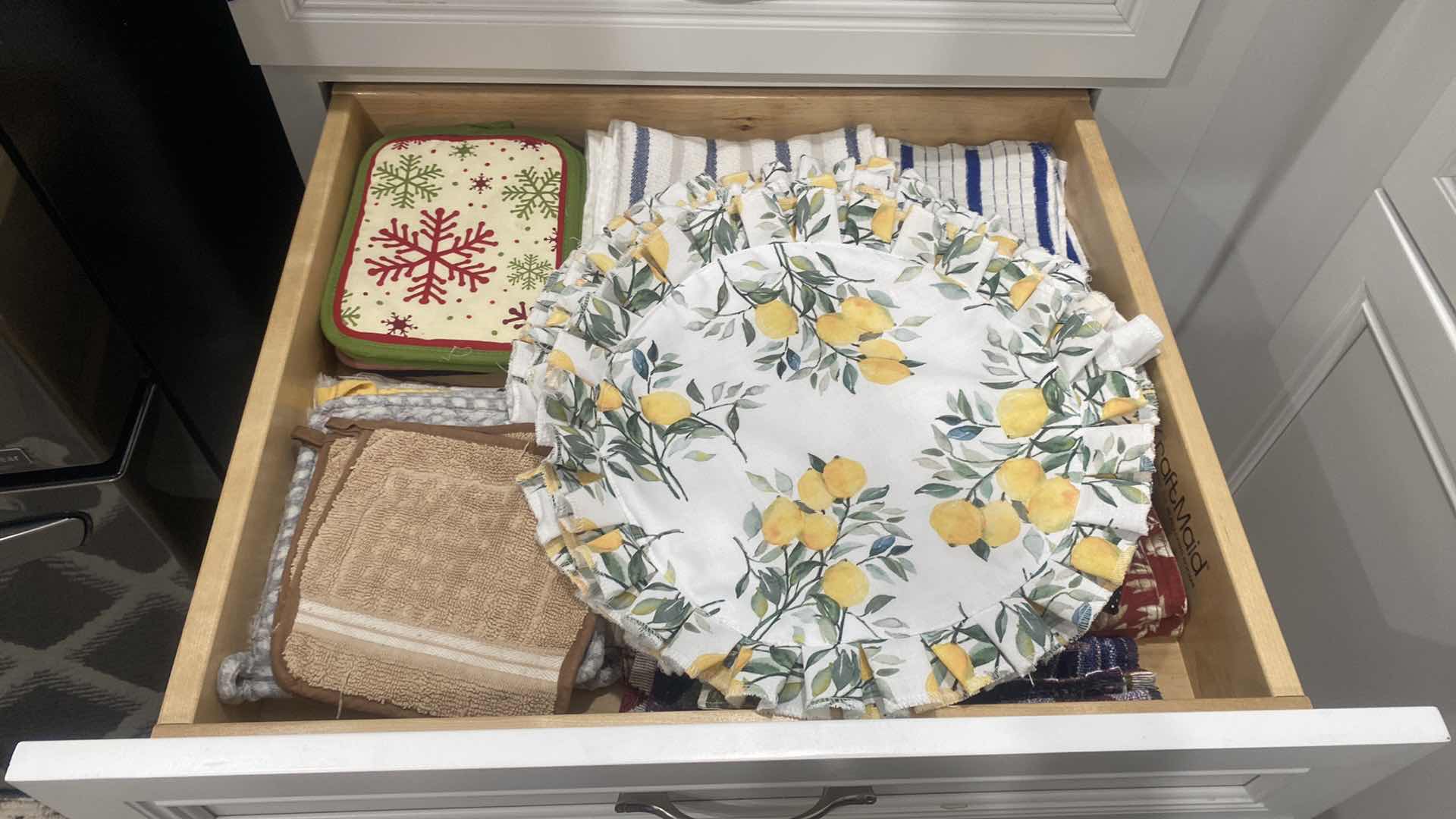 Photo 1 of CONTENTS KITCHEN 2 DRAWERS - DISH TOWELS POT HOLDERS PLACEMATS