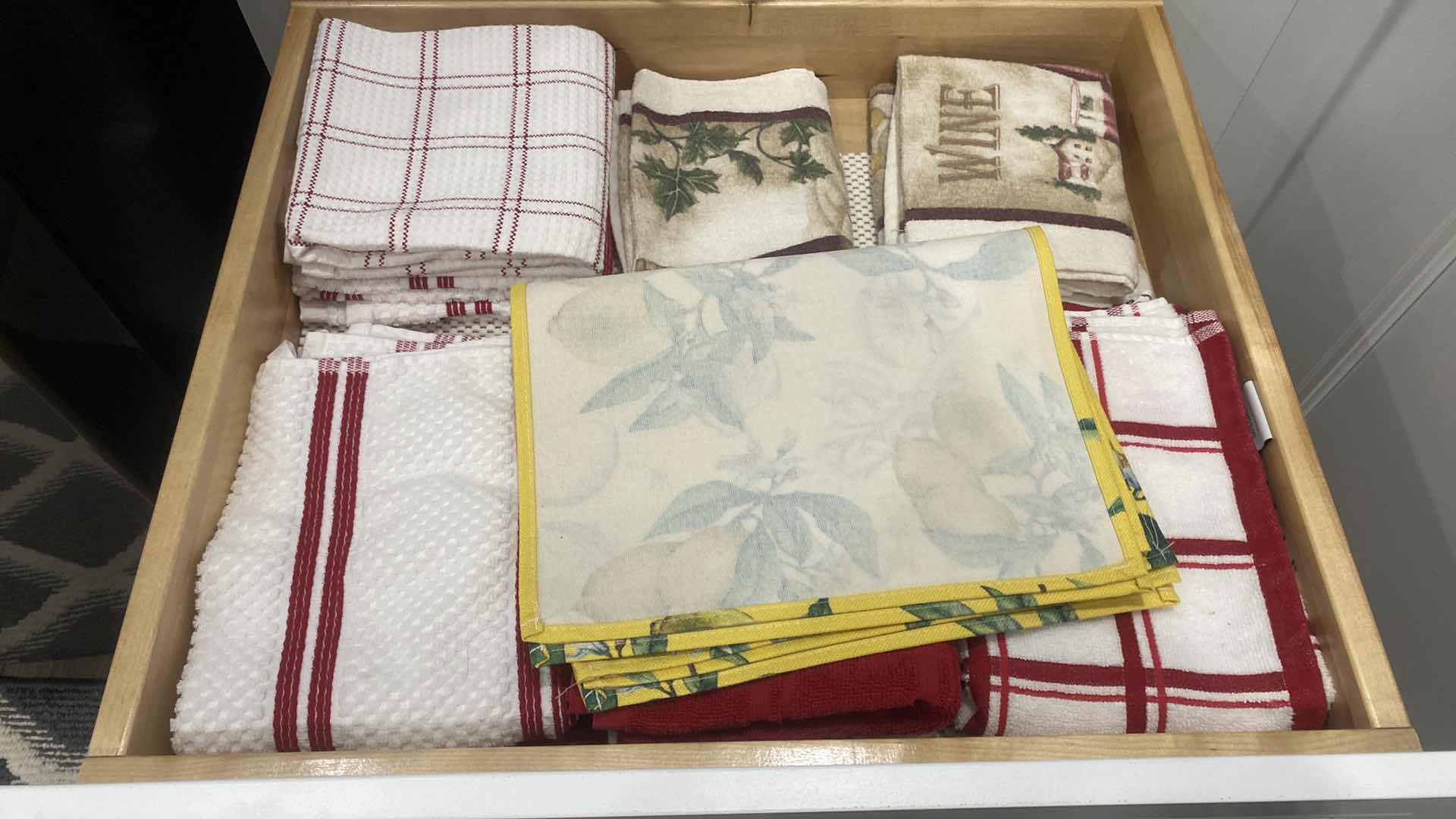 Photo 1 of CONTENTS KITCHEN 2 DRAWERS - DISH TOWELS POT HOLDERS PLACEMATS