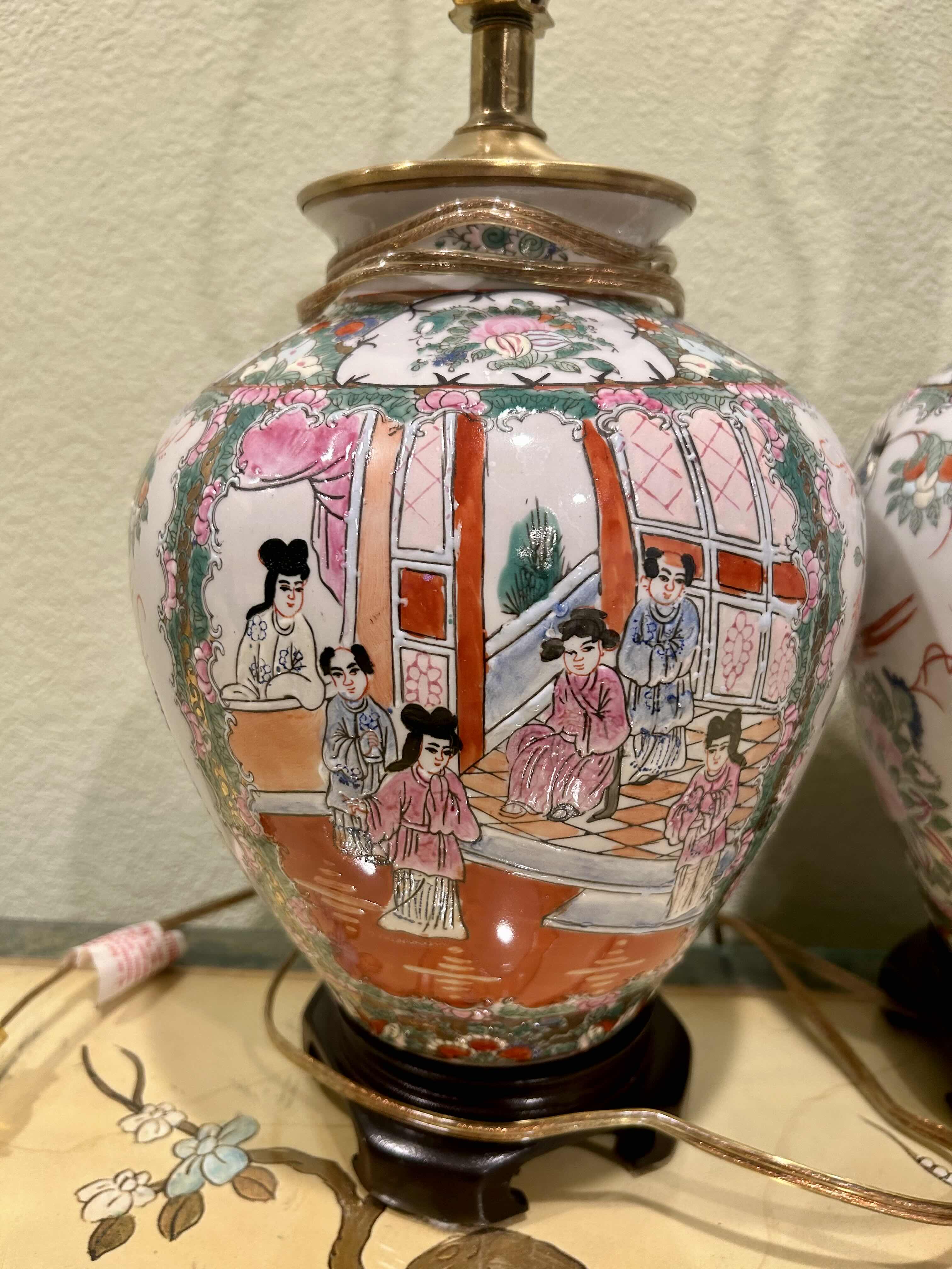 Photo 1 of 2- VINTAGE CHINESE CHINOISERIE FAMILY ROSE MEDALLION LAMP on CARVED WOOD BASE H 20”

250.00
