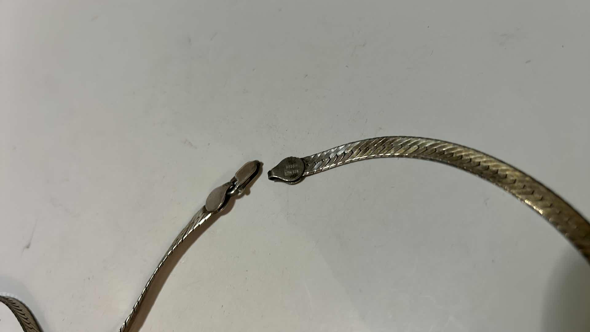 Photo 2 of FINE JEWELRY - .925 STERLING SILVER ITALY NECKLACE (CLASP NEEDS TO BE REATTACHED)