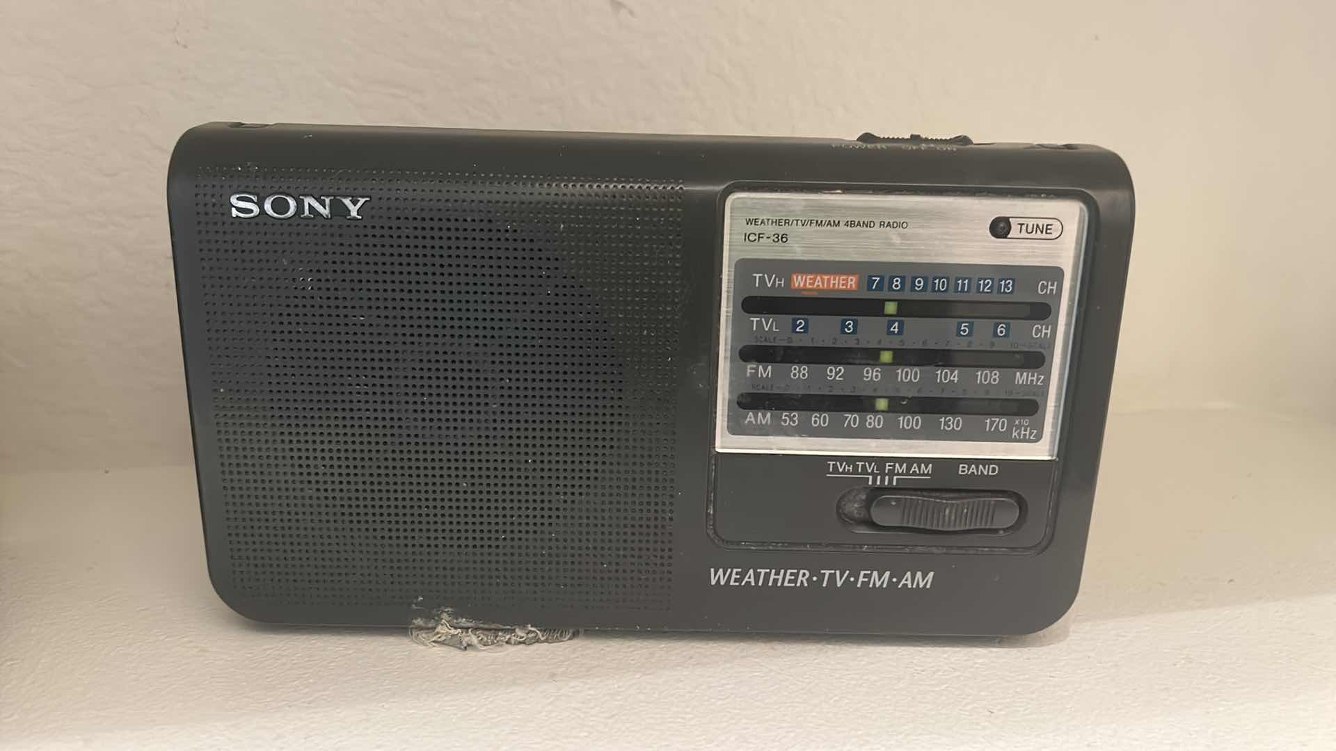 Photo 5 of VINTAGE KODAK 6 20 BROWNIE JR & VINTAGE SONY WEATHER, TV, FM, AM ,