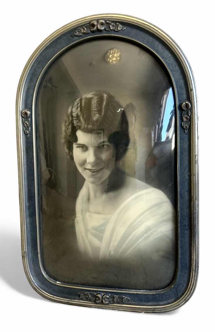 Photo 1 of VINTAGE CHICAGO WOOD FRAMED BUBBLE GLASS PORTRAIT WITH RAISED FLOWERS