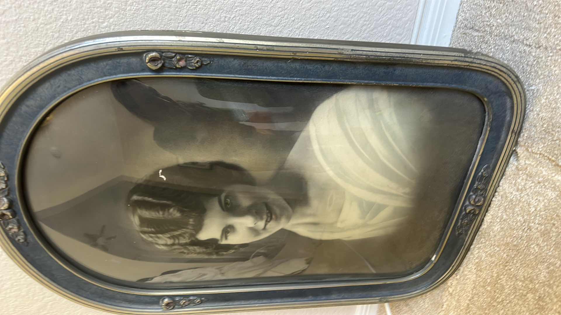 Photo 1 of VINTAGE CHICAGO WOOD FRAMED BUBBLE GLASS PORTRAIT WITH RAISED FLOWERS