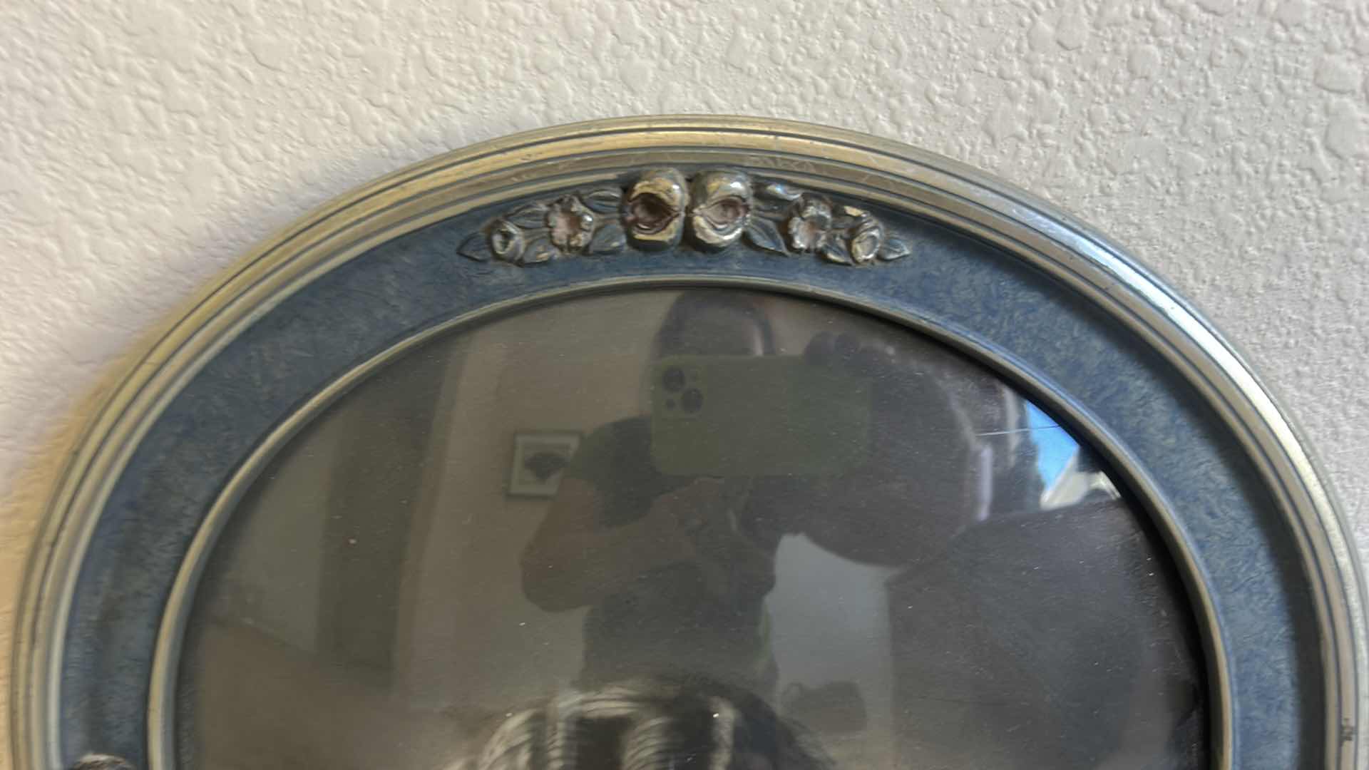 Photo 1 of VINTAGE CHICAGO WOOD FRAMED BUBBLE GLASS PORTRAIT WITH RAISED FLOWERS