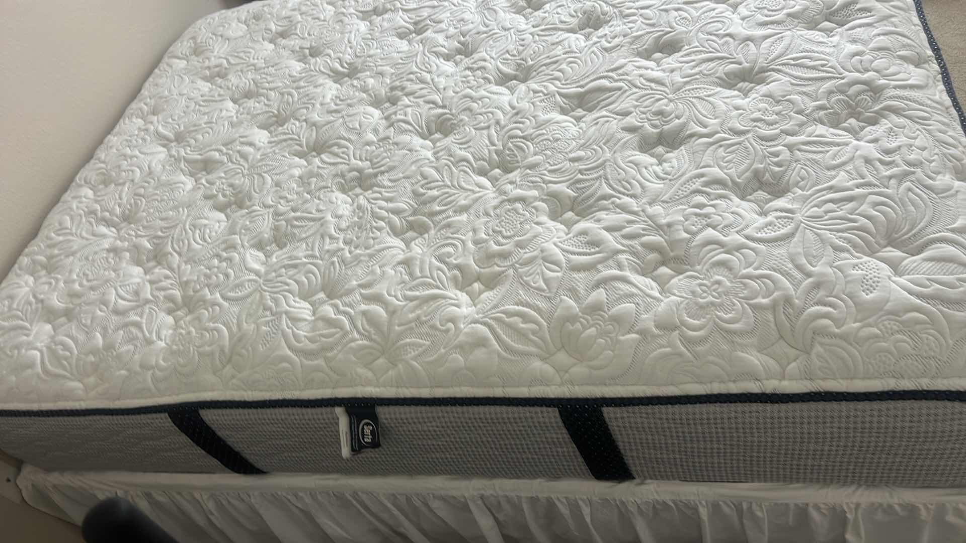 Photo 1 of QUEEN SIZE SERTA PERFECT SLEEPER - MARQUIS COLLECTION