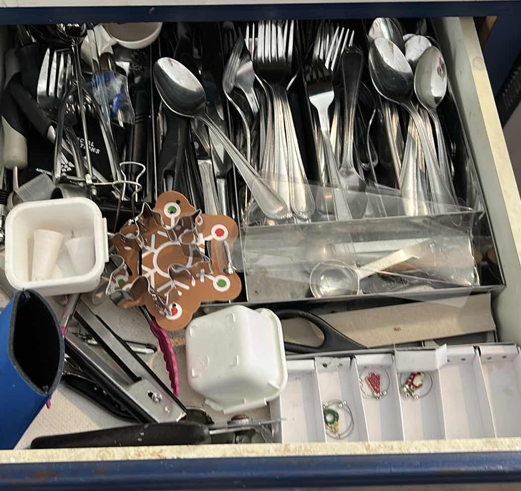 Photo 1 of CONTENTS OF DRAWER