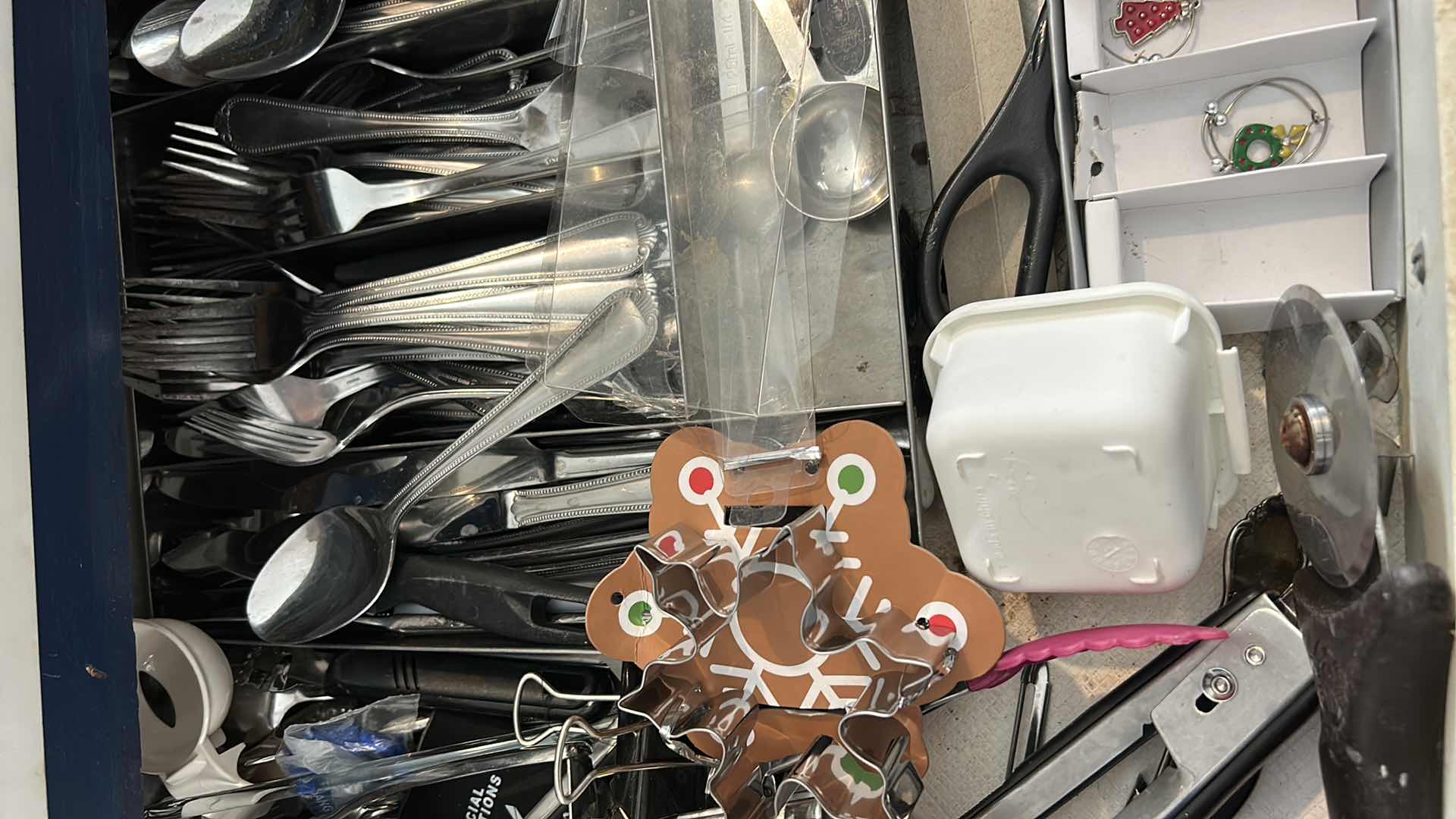 Photo 3 of CONTENTS OF DRAWER