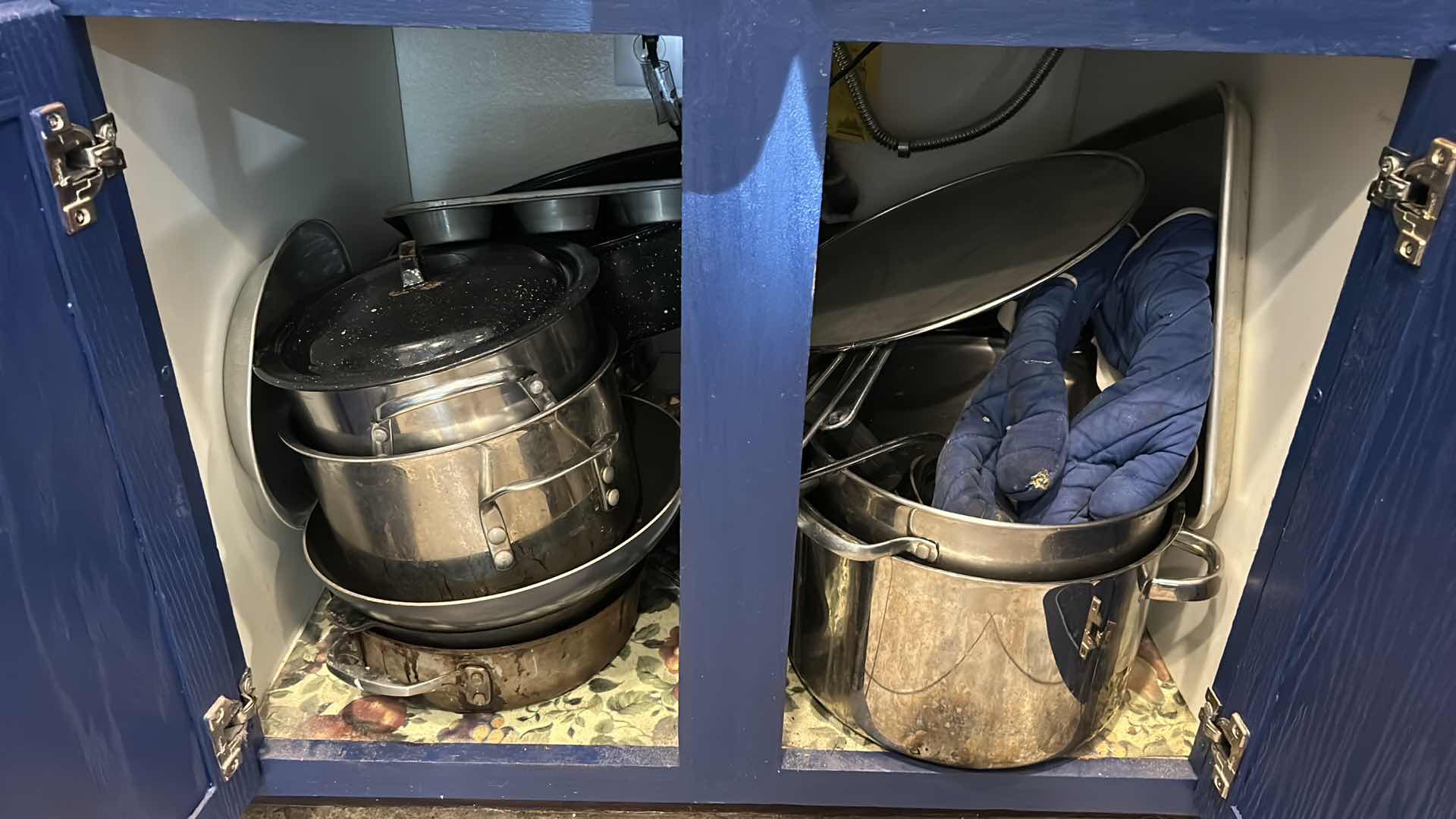 Photo 1 of CONTENTS OF CABINET IN KITCHEN / POTS AND PANS