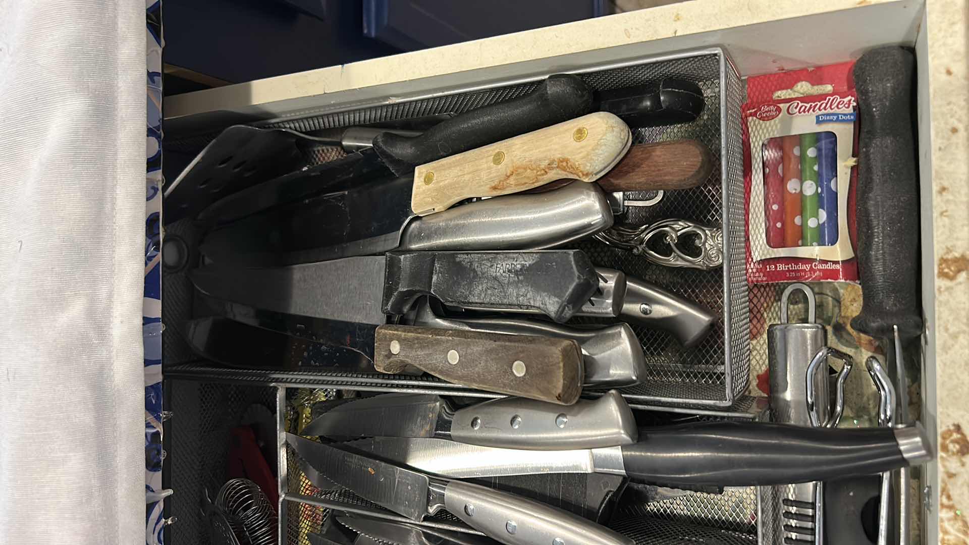 Photo 1 of CONTENTS OF DRAWER IN KICHEN - KNIVES AND MORE