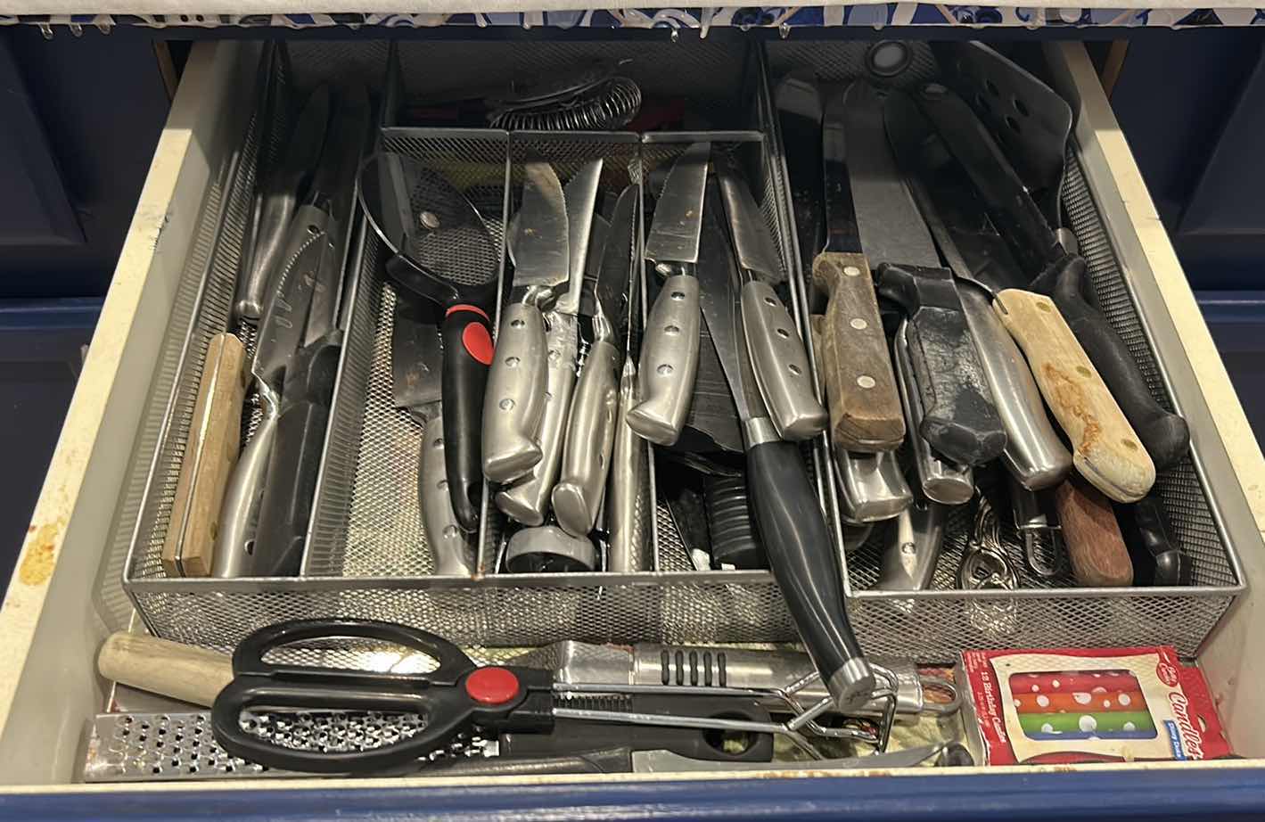 Photo 1 of CONTENTS OF DRAWER IN KICHEN - KNIVES AND MORE