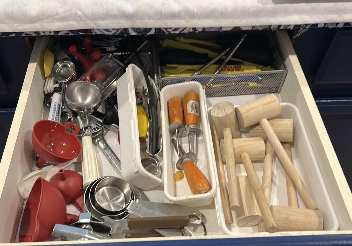 Photo 1 of CONTENTS OF DRAWER IN KITCHEN