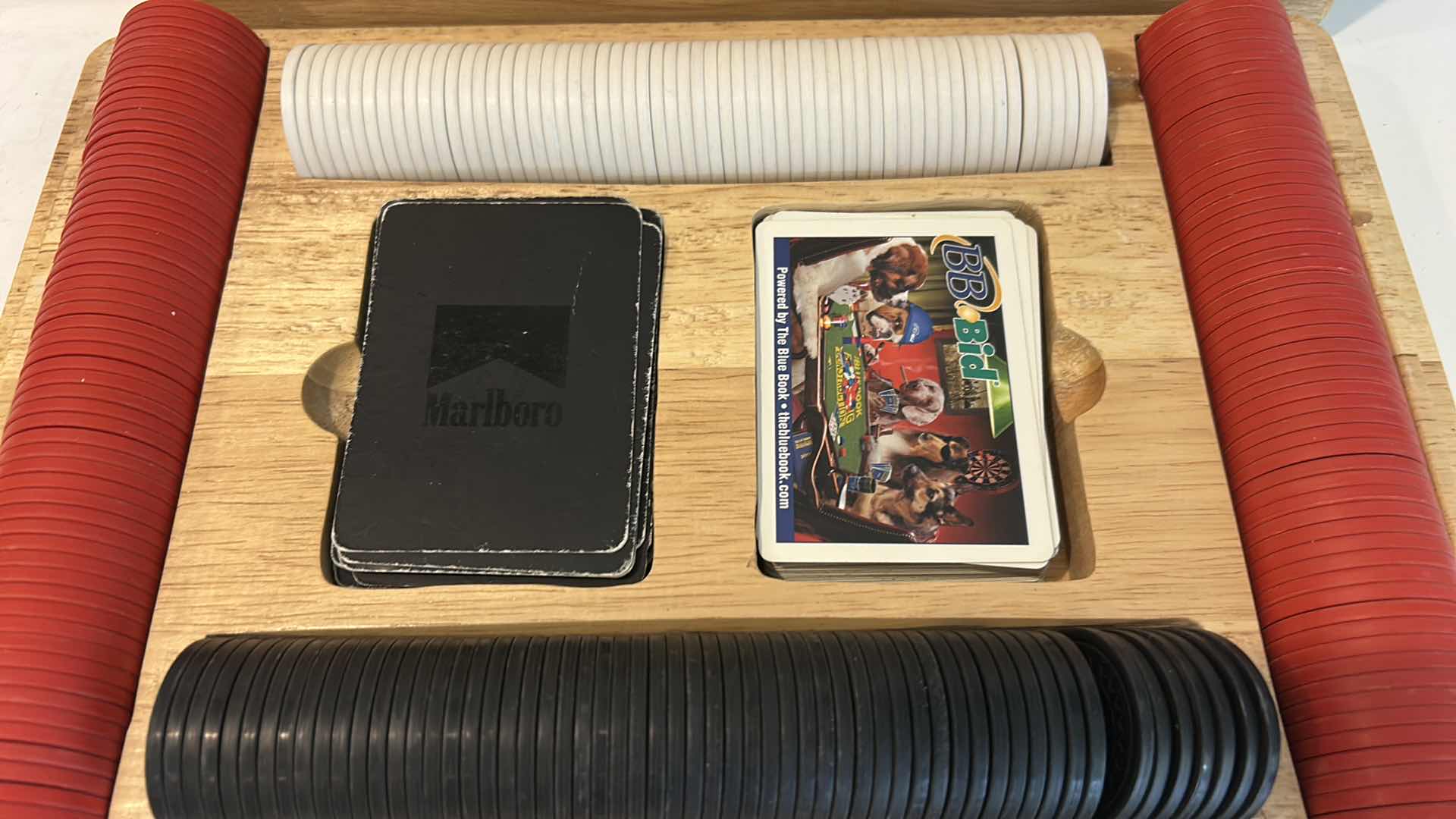 Photo 2 of MARLBORO POKER CLAY CHIP SET