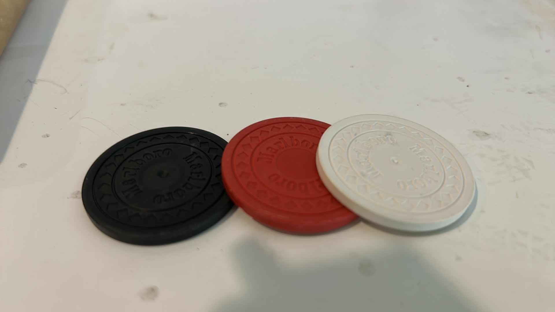 Photo 3 of MARLBORO POKER CLAY CHIP SET