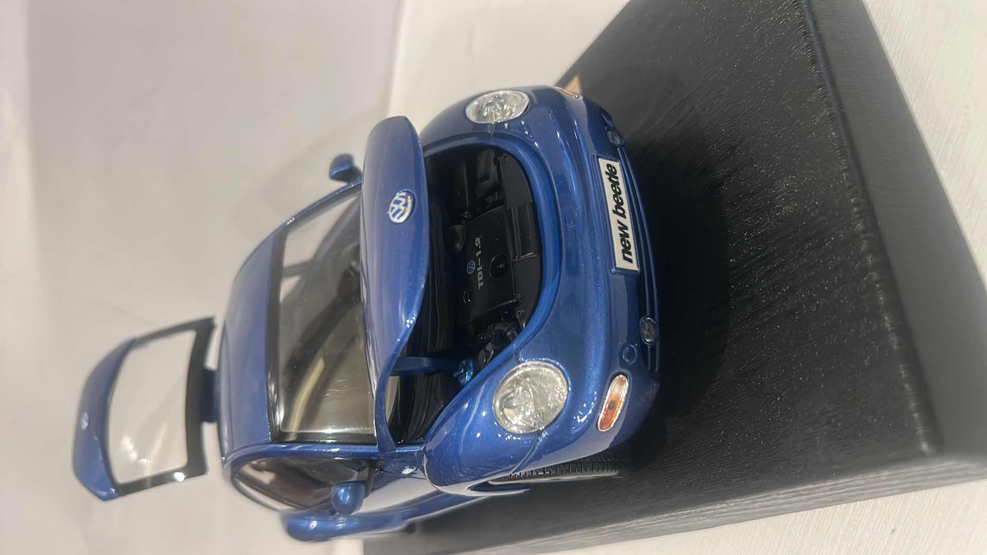 Photo 1 of MAISTO SPECIAL EDITION 1:18 SCALE DIECAST MODEL OF A VOLKSWAGEN NEW BEETLE 9” x 4”