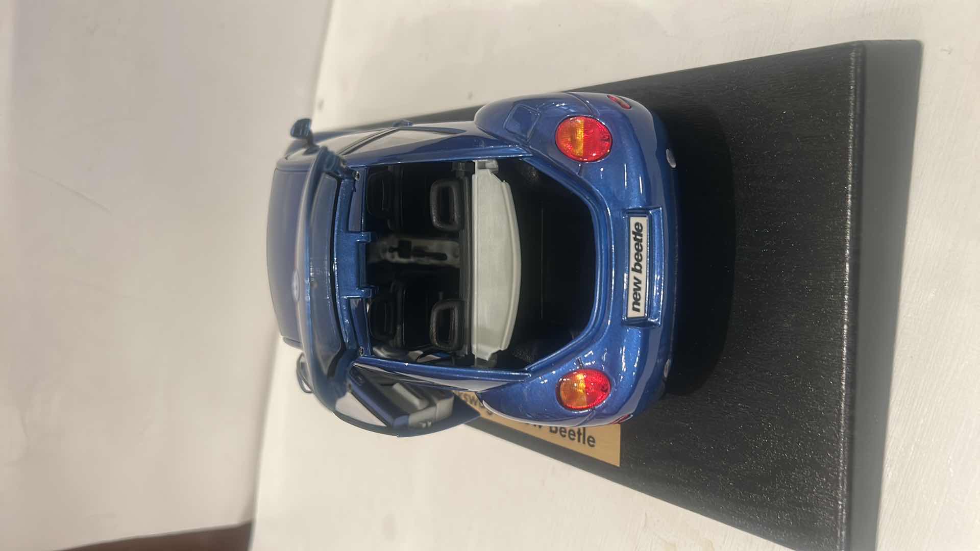 Photo 1 of MAISTO SPECIAL EDITION 1:18 SCALE DIECAST MODEL OF A VOLKSWAGEN NEW BEETLE 9” x 4”