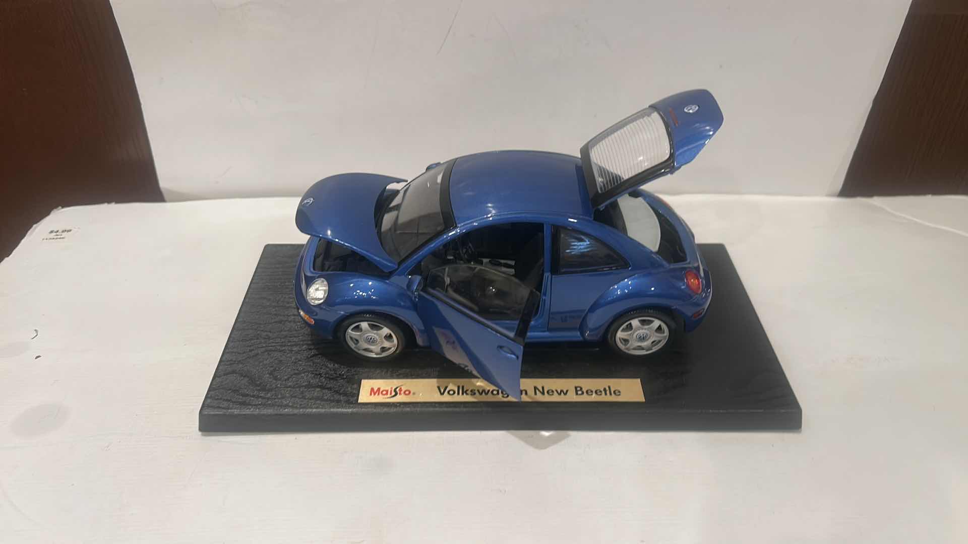 Photo 1 of MAISTO SPECIAL EDITION 1:18 SCALE DIECAST MODEL OF A VOLKSWAGEN NEW BEETLE 9” x 4”