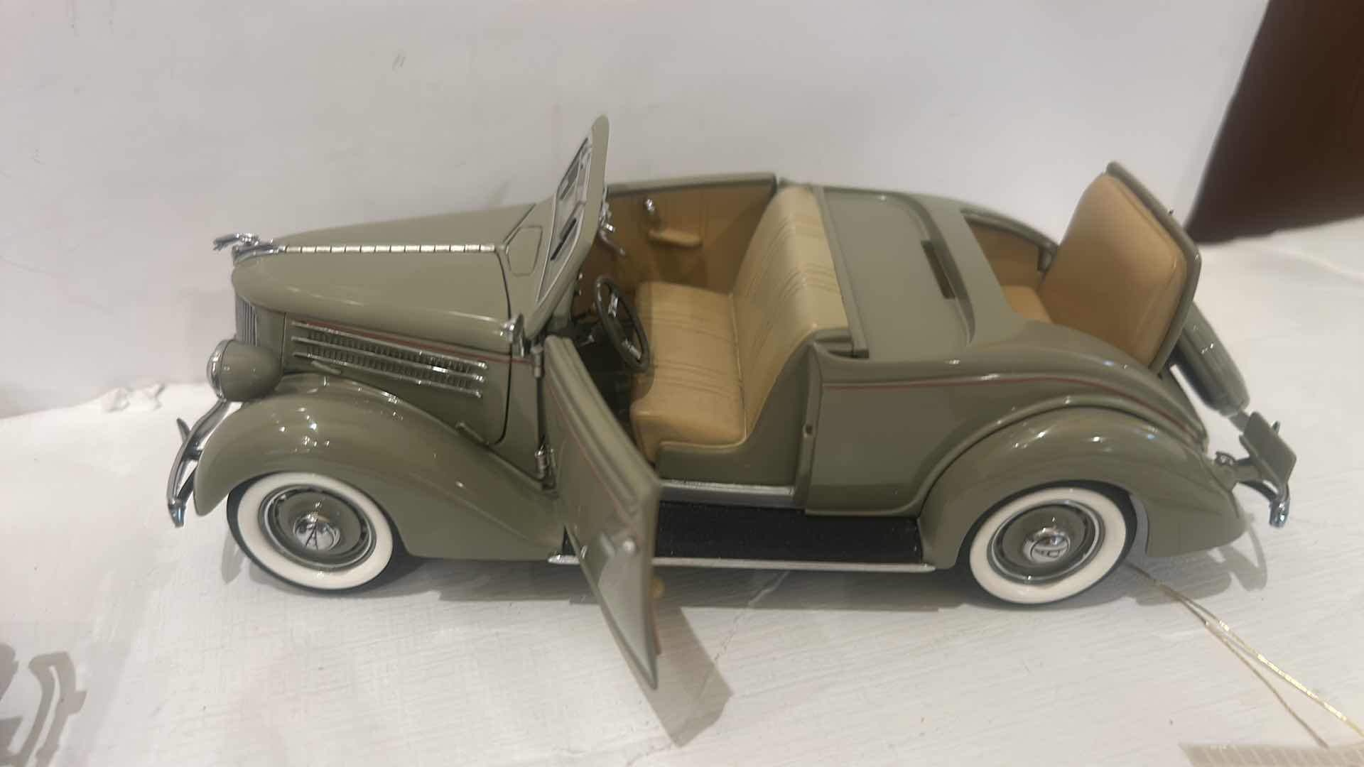 Photo 1 of 2 FRANKLIN MINT COLLECTIBLE METAL CARS  8”