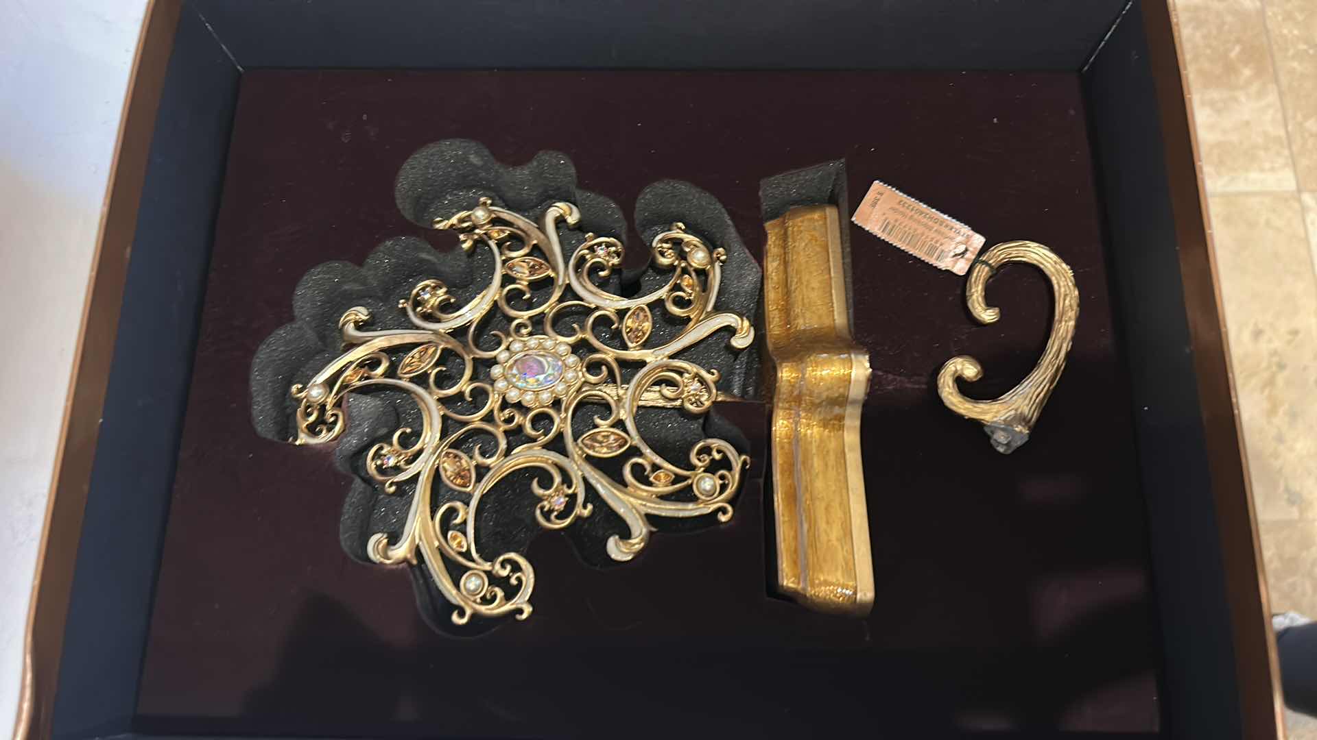 Photo 1 of JAY STRONGEWATER COLLECTIBLES- STOCKING HOLDER H10.5”